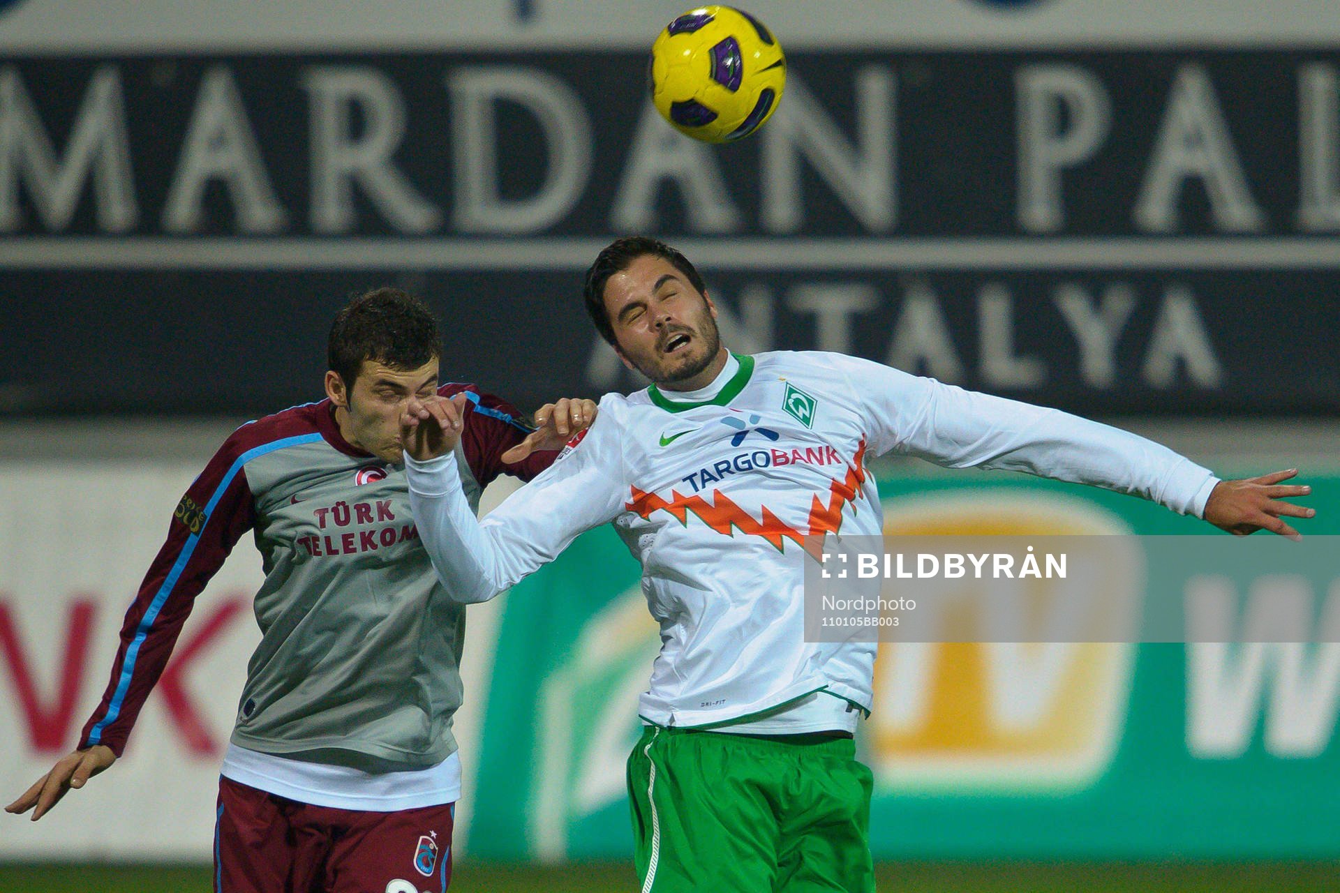  Denni Avdic, Werder Bremen och Ceyhun Gülselam, Trabzonspor i nickduell.