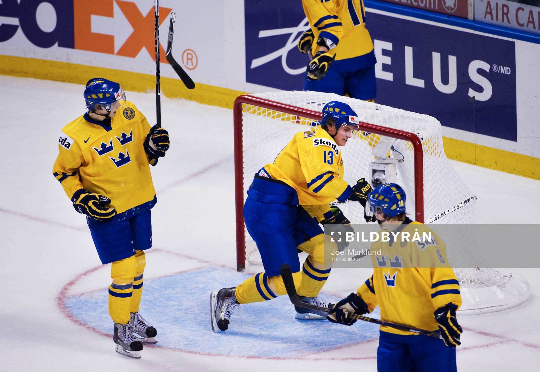 Johan Sundström, Sverige, slår sönder sin klubba mot