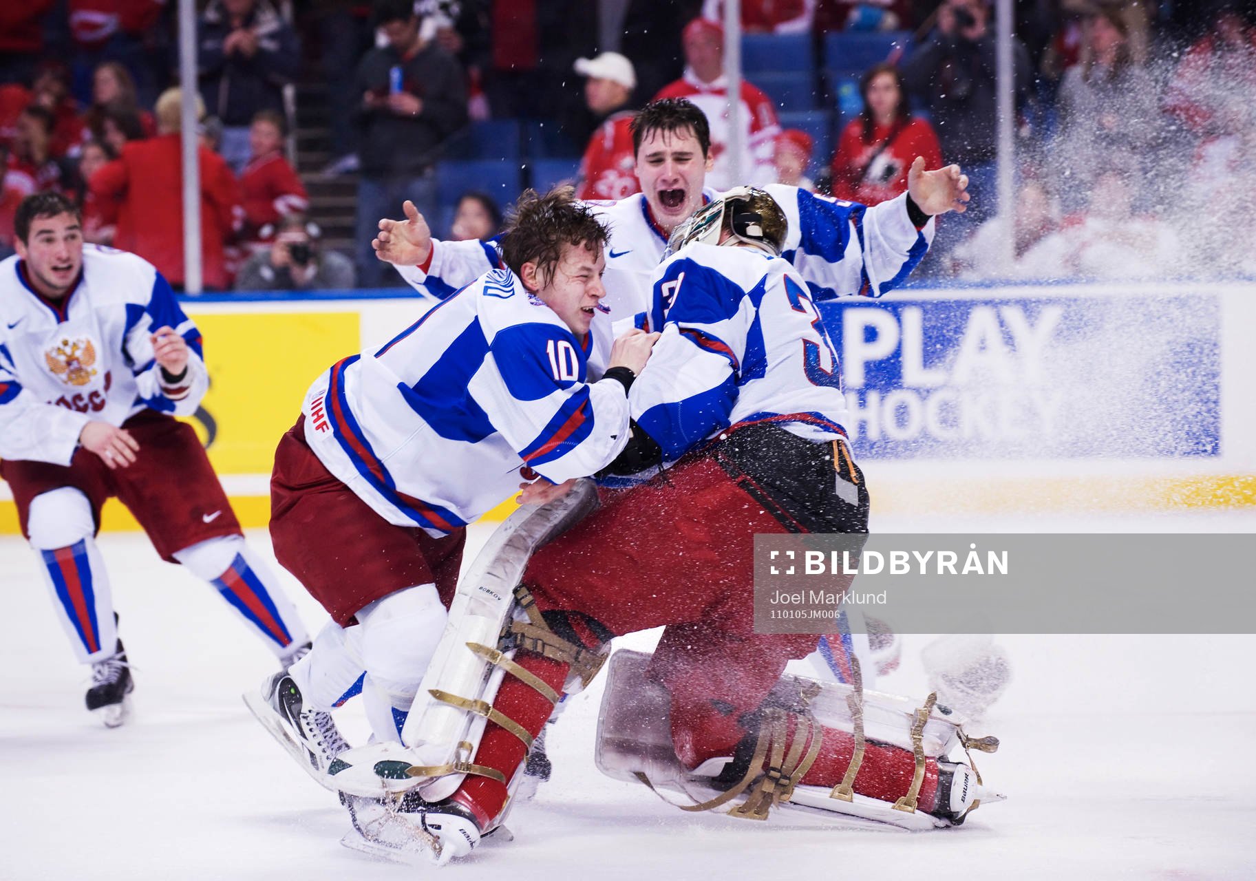 Vladimir Tarasenko och Dmitri Orlov omfamnar Igor Bobkov,