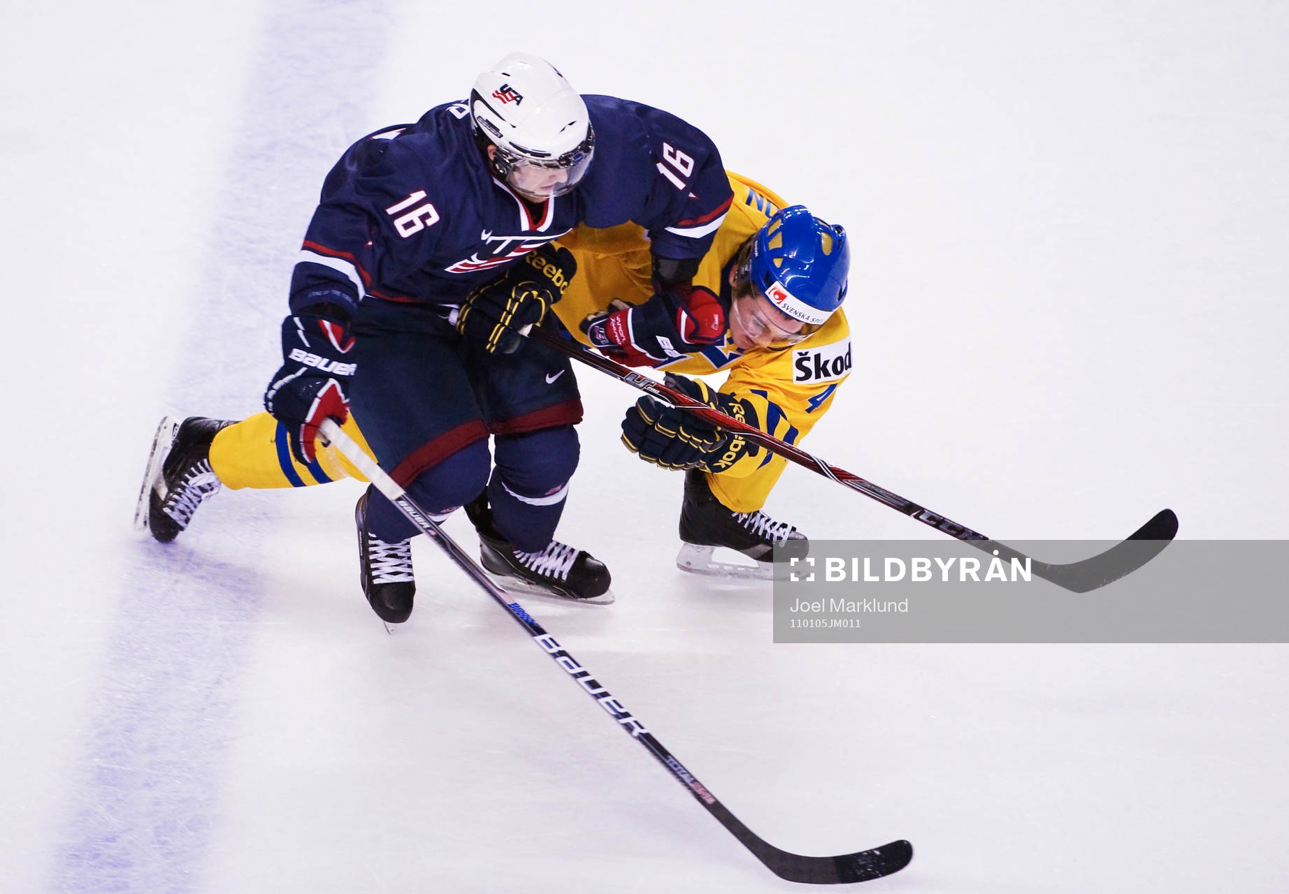 Jason Zucker, USA, kämpar mot Tim Erixon, Sverige