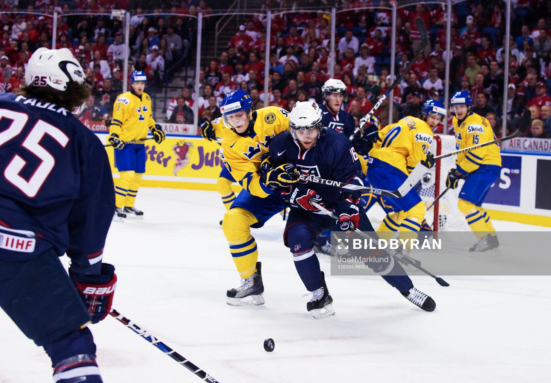 Carl Klingberg, Sverige, och Jason Zucker, USA, kämpar om
