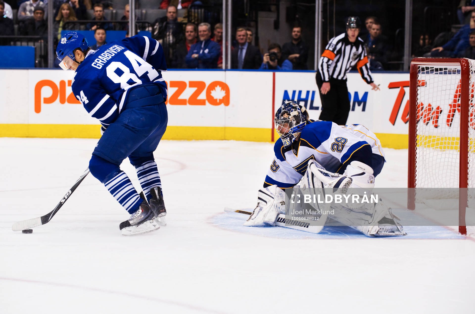 Mikhail Grabovski, Toronto, snurrar runt och fintar bort Ty