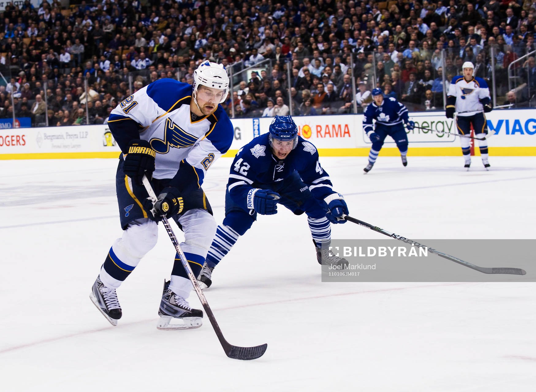 Patrik Berglund, St Louis, tar sig förbi Tyler Bozak,