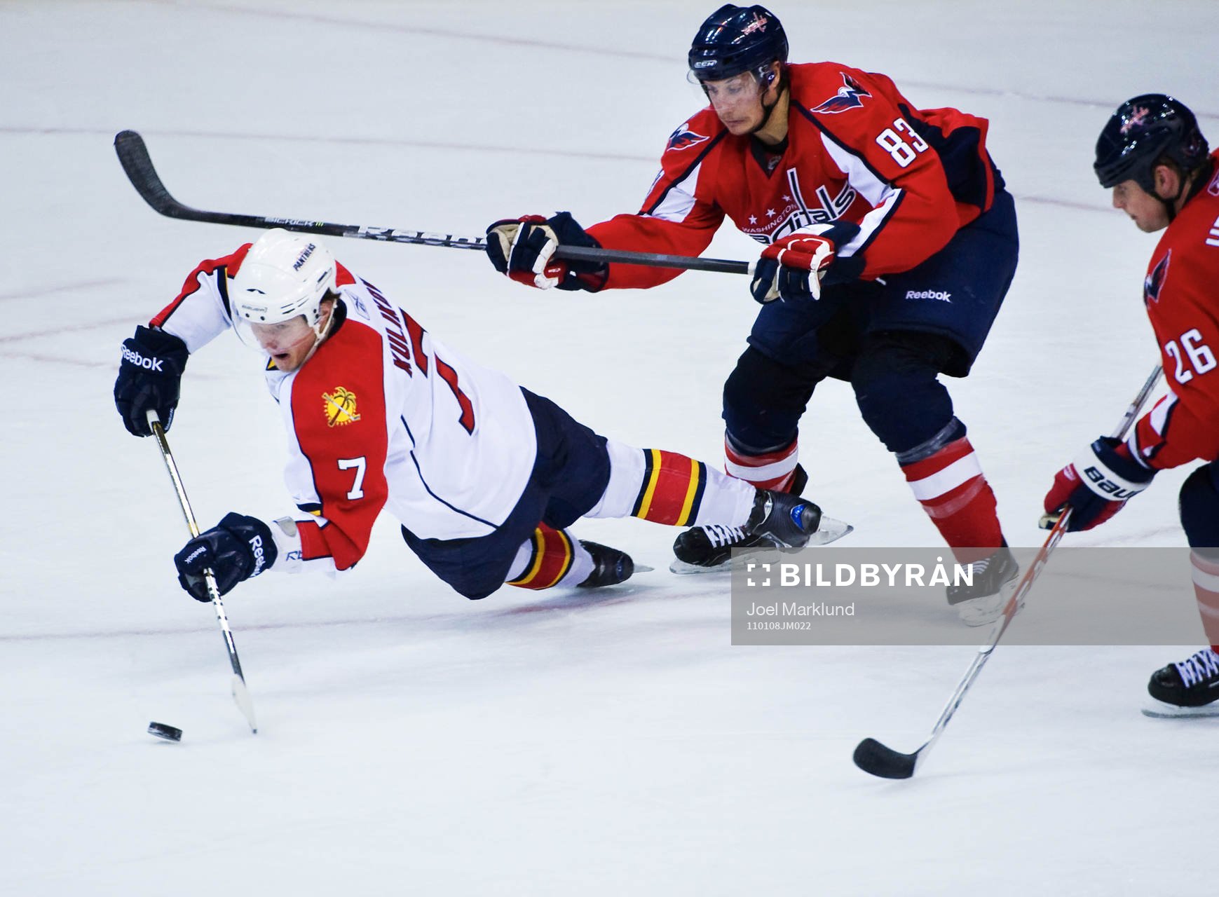 Dmitry Kulikov, Florida, faller i en kamp med Jay Beagle,