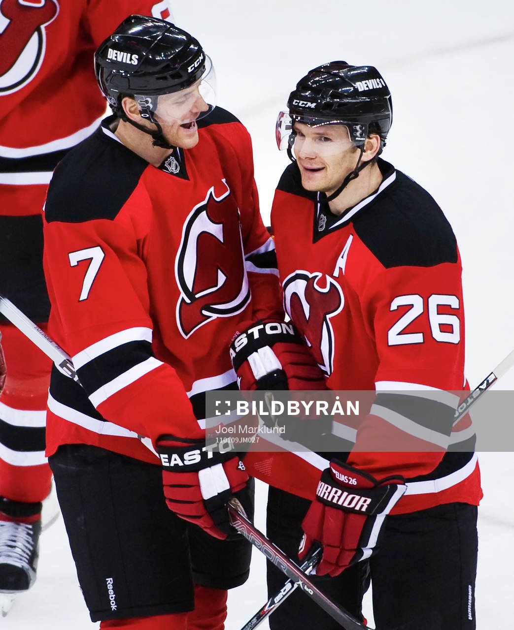 Henrik Tallinder gratulerar Patrik Elias, New Jersey, till