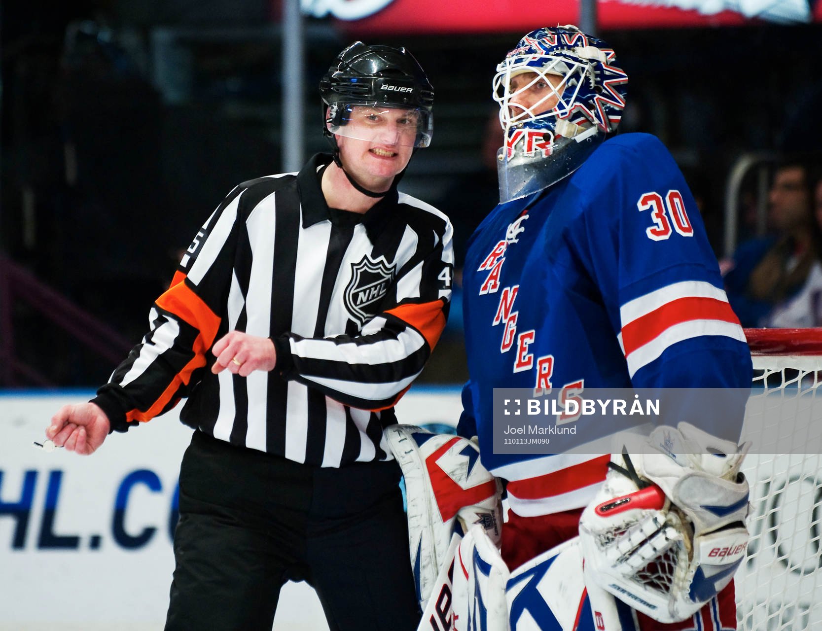 Marcus Vinnerborg, domare, pratar med Henrik Lundqvist,