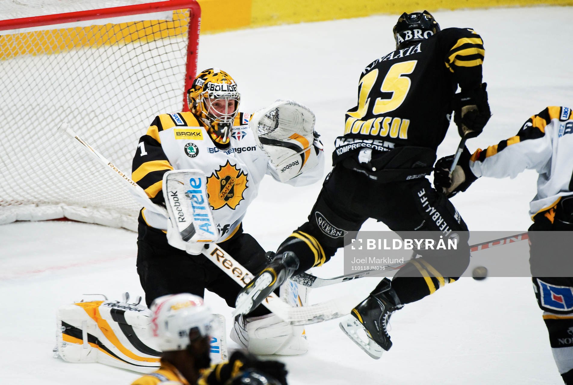 Rastislav Pavlikovsky, AIK, hoppar framför Andreas