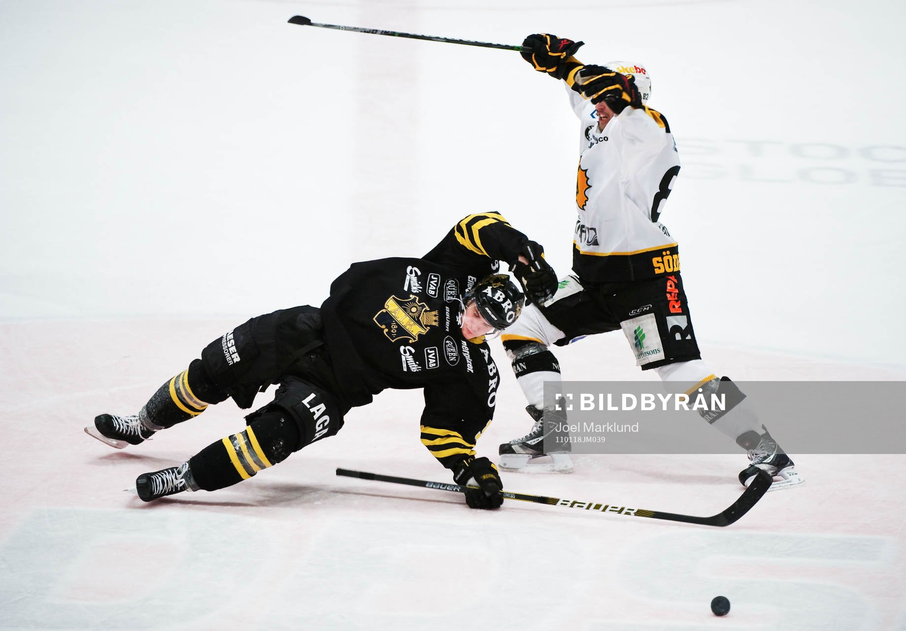 Stefan Johansson, AIK, faller i en närkamp med Christian