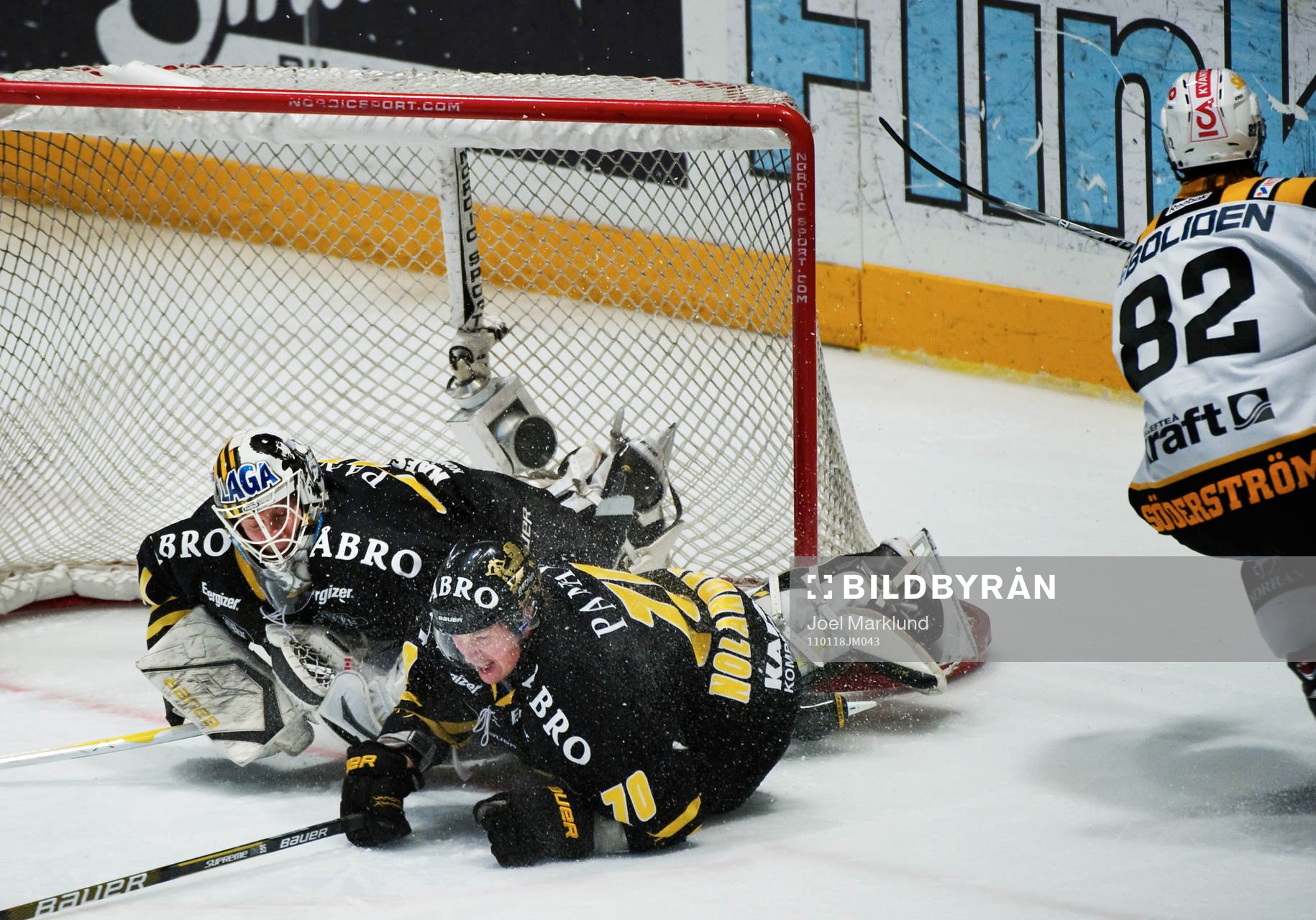 Viktor Fasth, målvakt, och Peter Nolander, AIK, åker in i