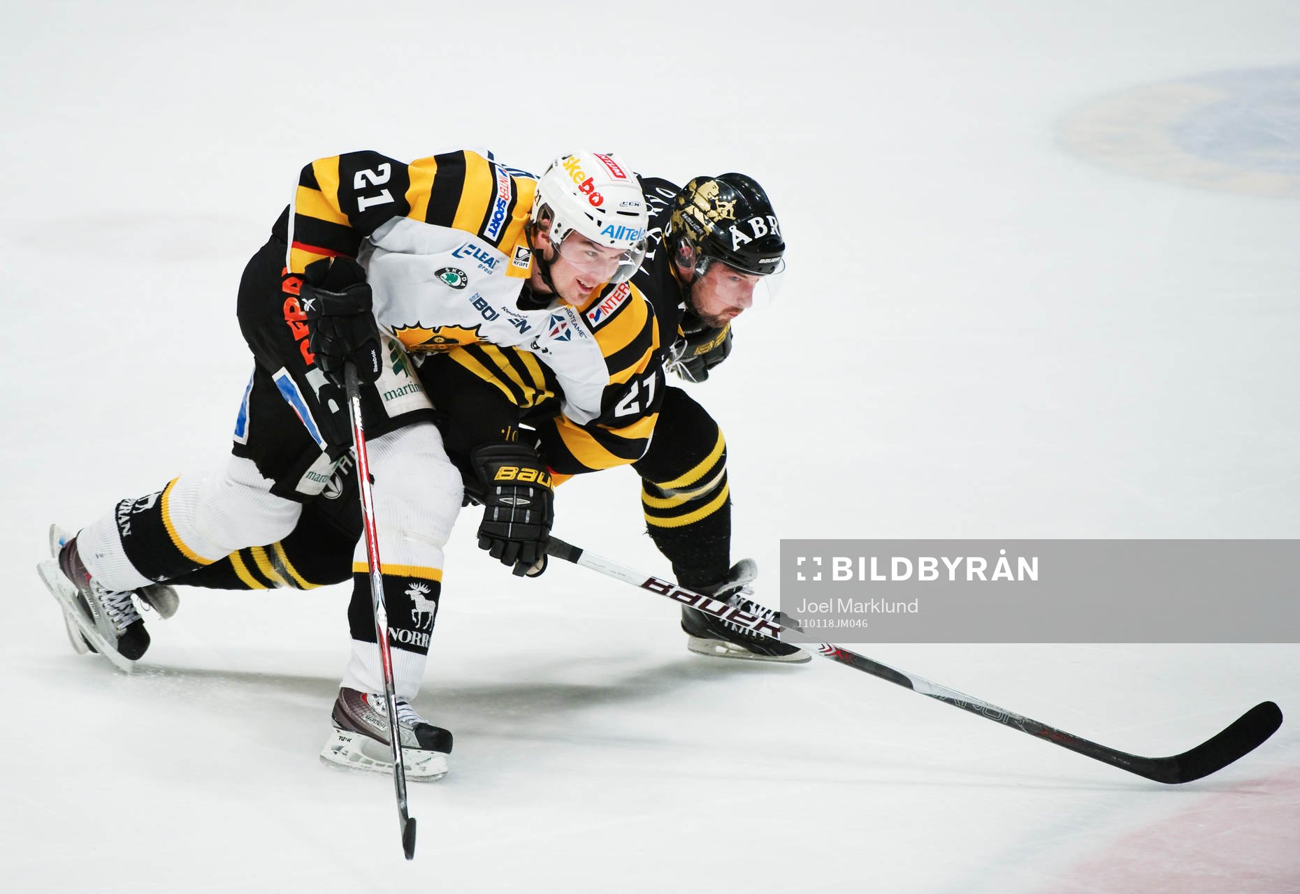 Jimmie Ericsson, Skellefteå, håller tag i David Engblom,