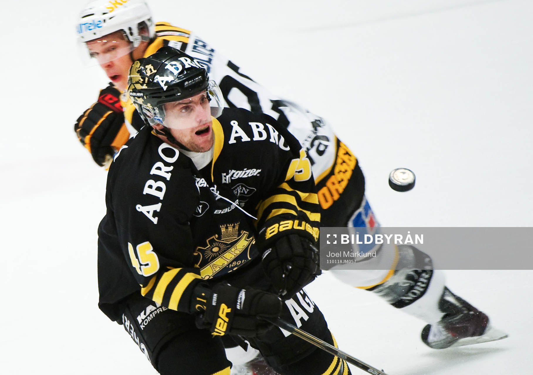 Oscar Steen, AIK, har koll på pucken