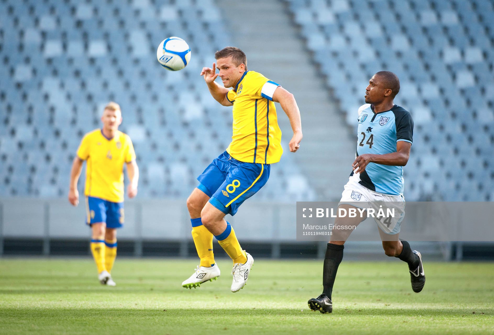 Anders Svensson är först på boll