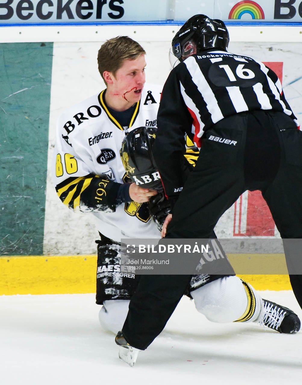 Oscar Ahlström, AIK, blöder. Skada