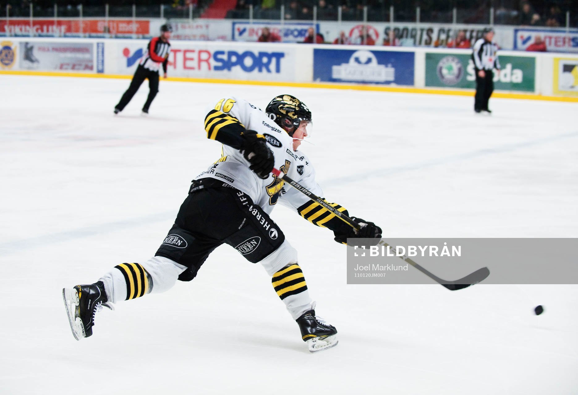 Oscar Ahlström, AIK, skjuter mot mål
