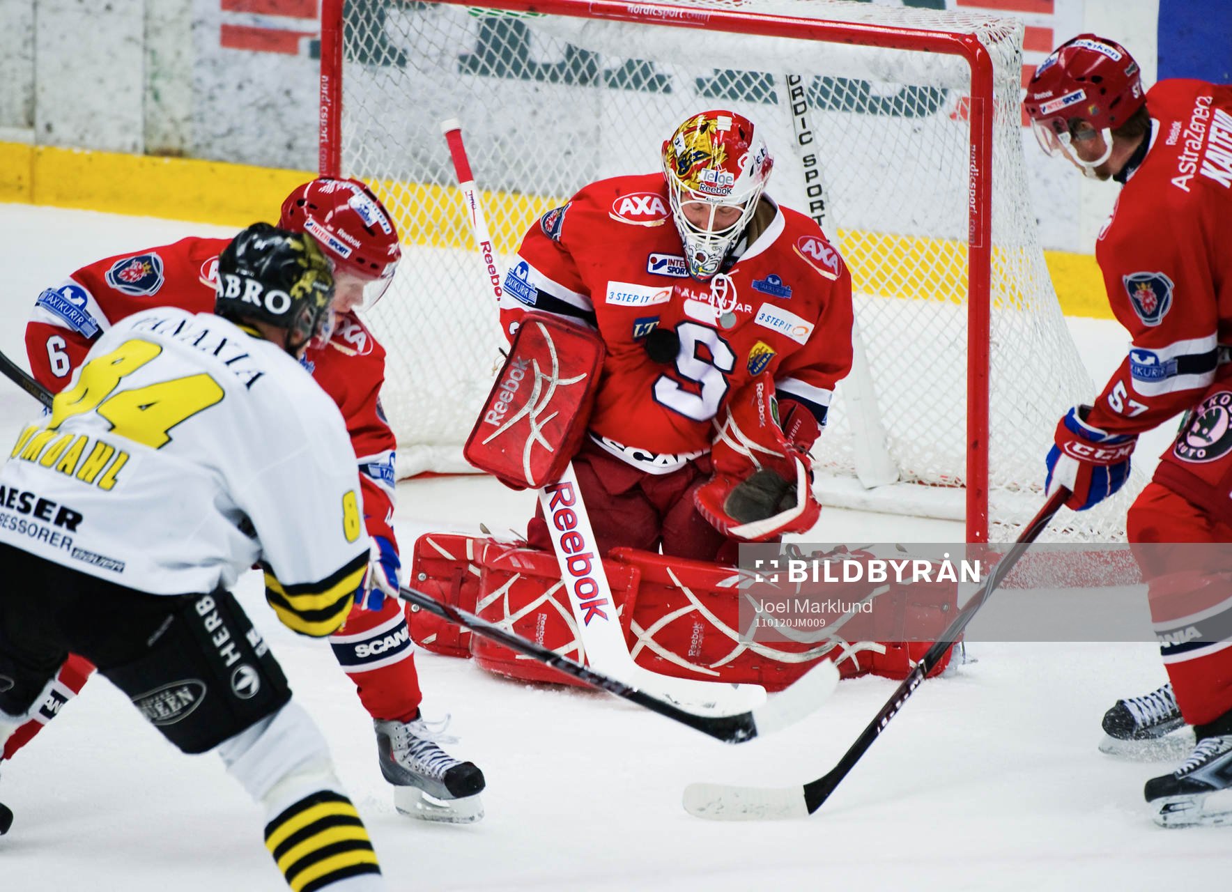 Pontus Sjögren, målvakt, Södertälje, räddar ett skott