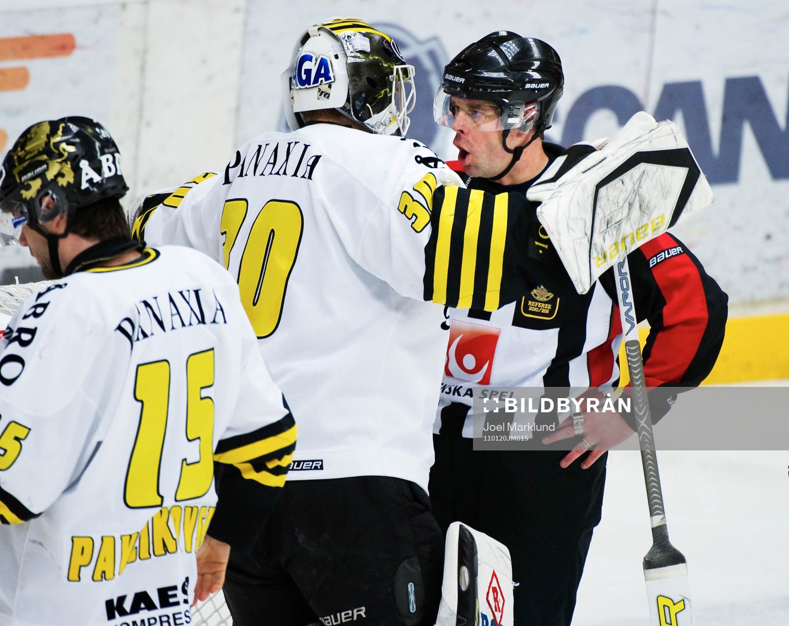 Patrik Sjöberg, domare, skäller på Viktor Fasth,