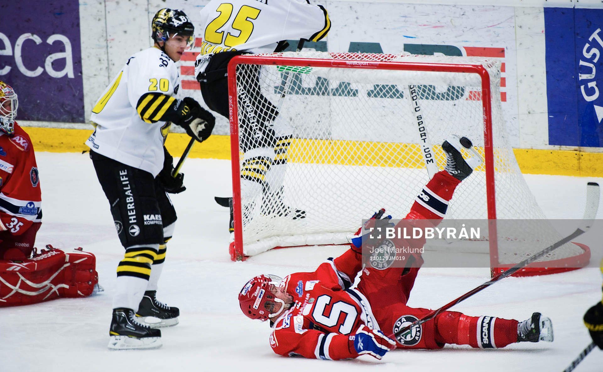 Stefan Bemström, Södertälje, räddar pucken med sin