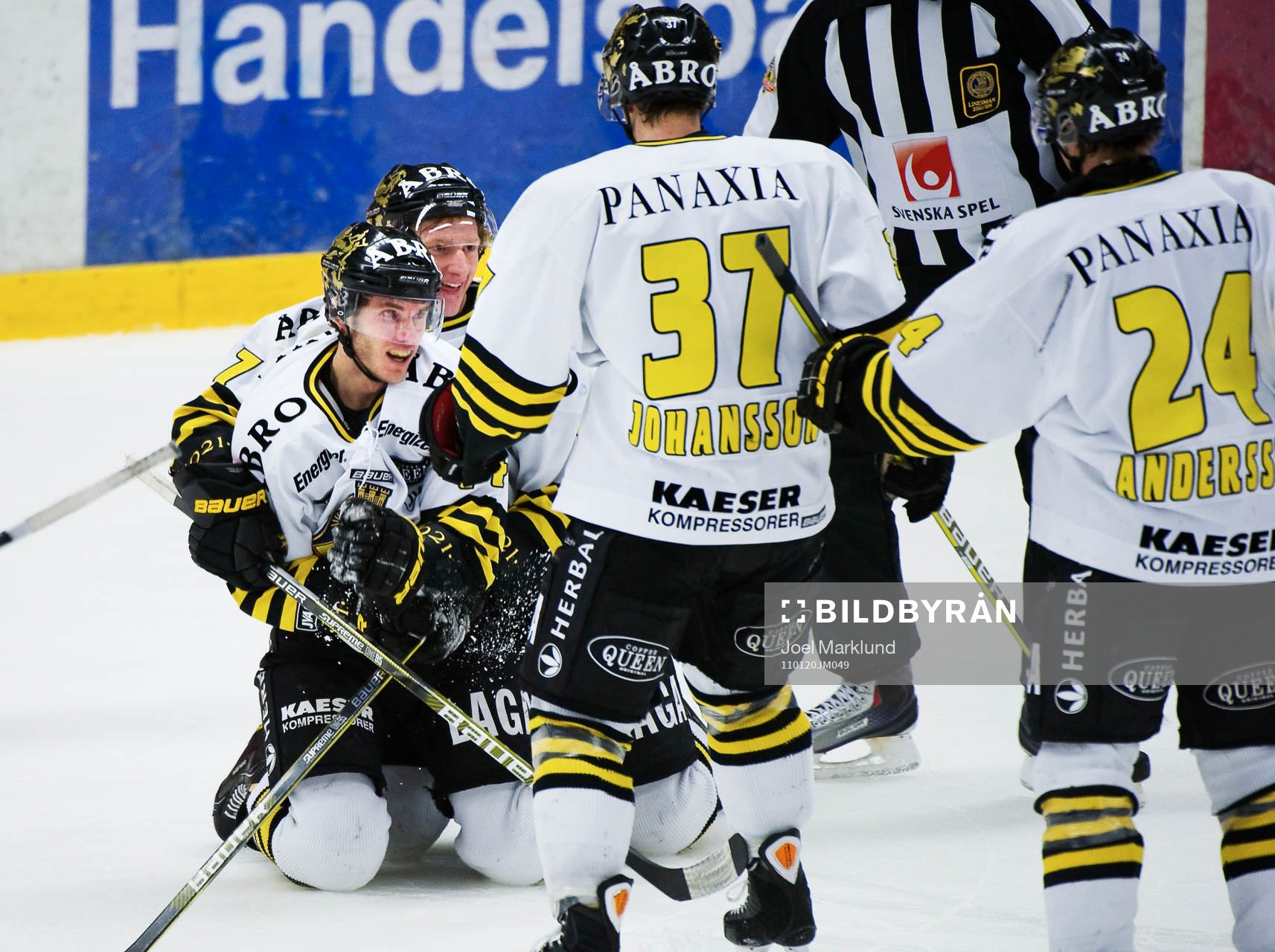 Daniel Rudslätt, AIK, gratuleras till sitt 0-1-mål
