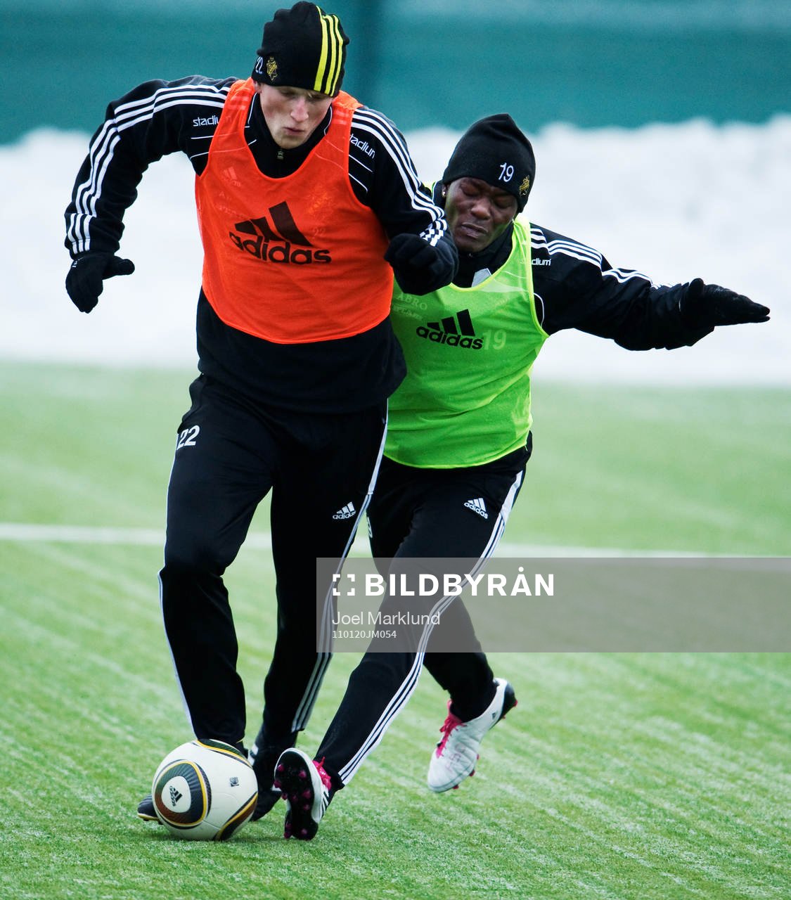Teteh Bangura försöker att ta bollen av en annan spelare