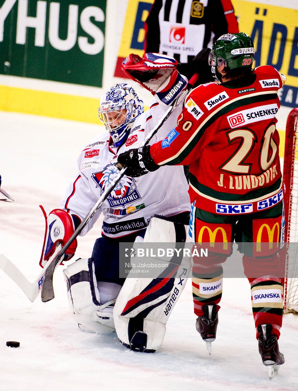 Fredrik Norrena, målvakt, Linköping slår Joel Lundqvist,