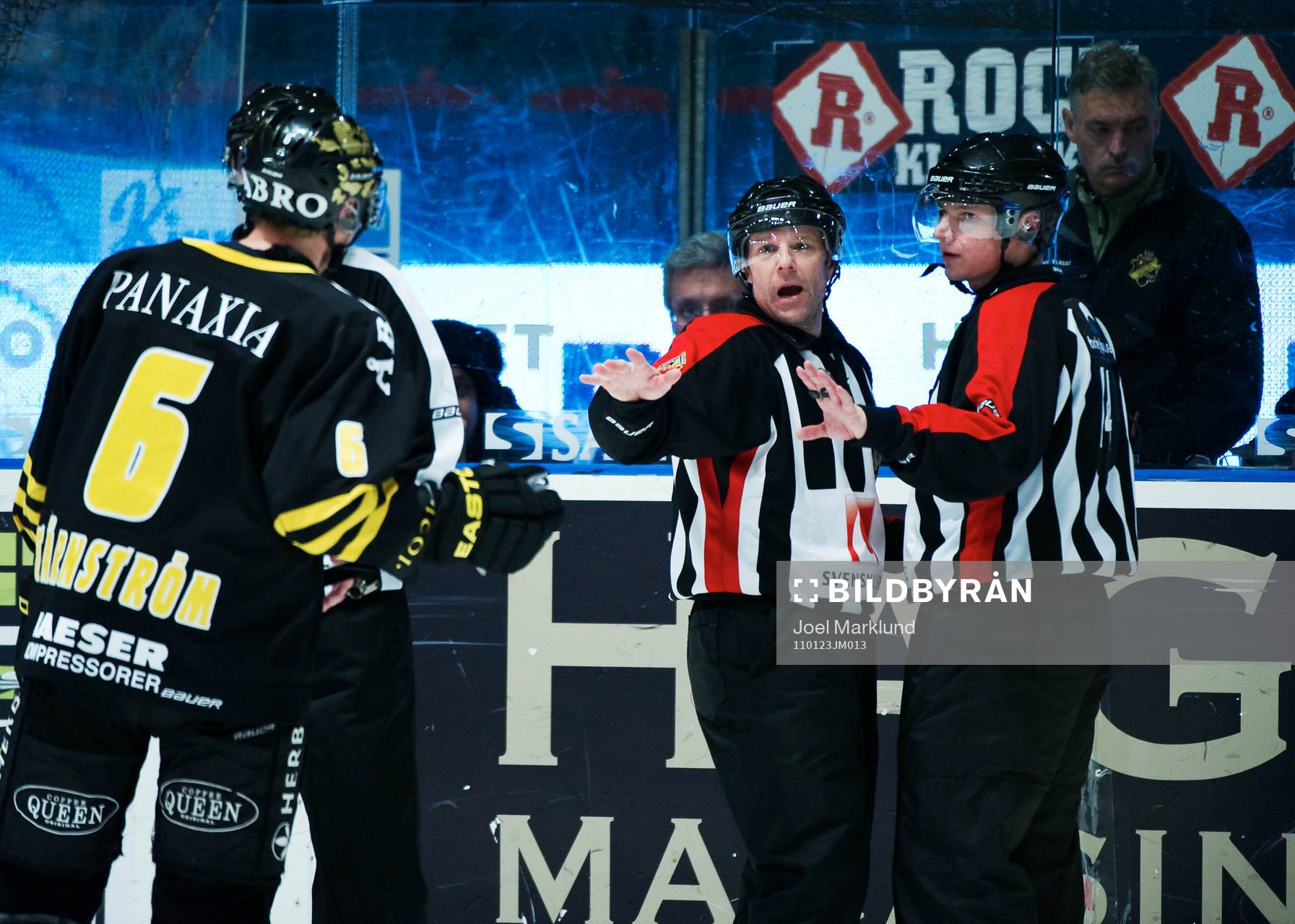 Wolmer Edqvist och Robert Mullner, domare, motar bort Dick