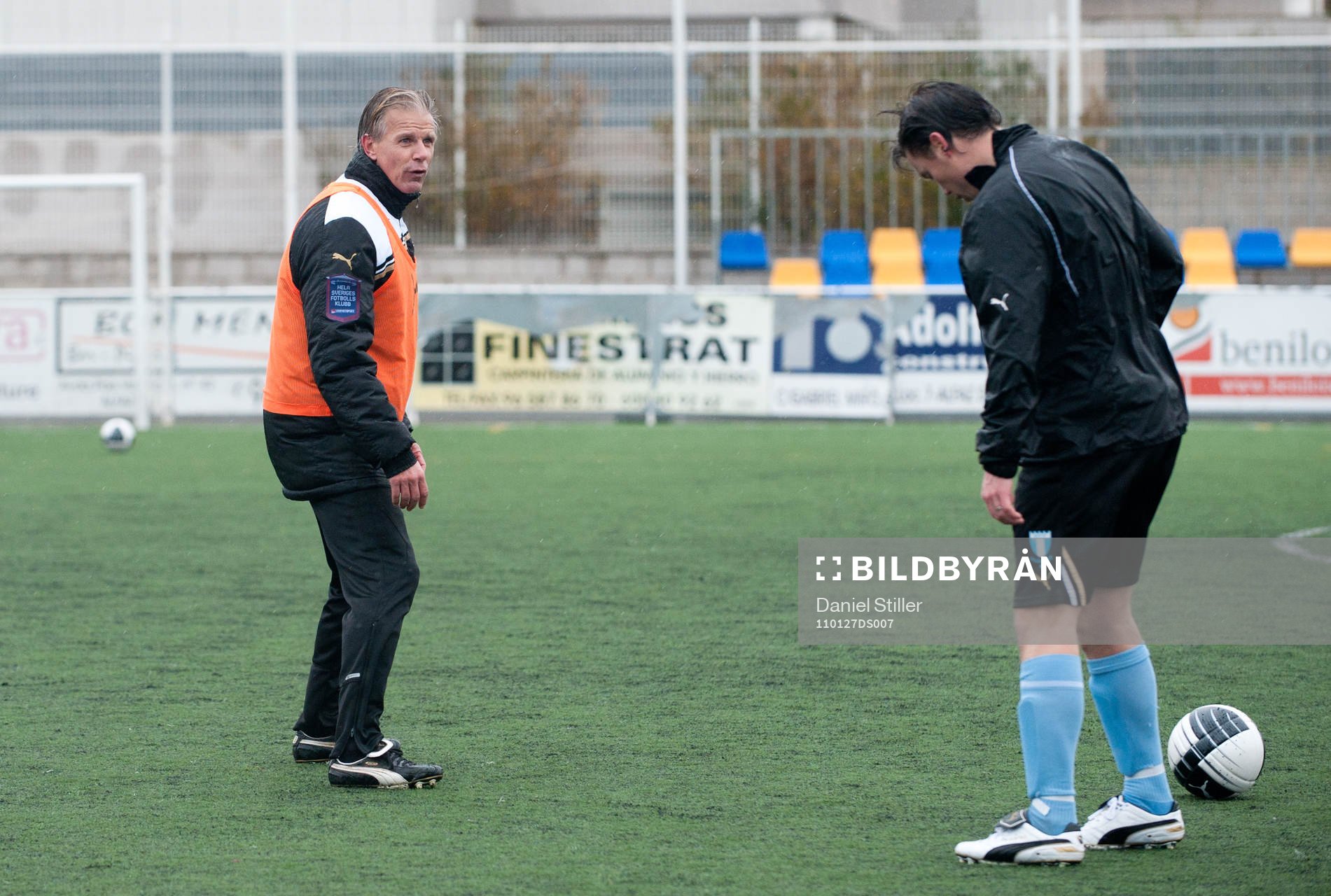 Tränare Roland Nilsson instruerar Daniel Andersson