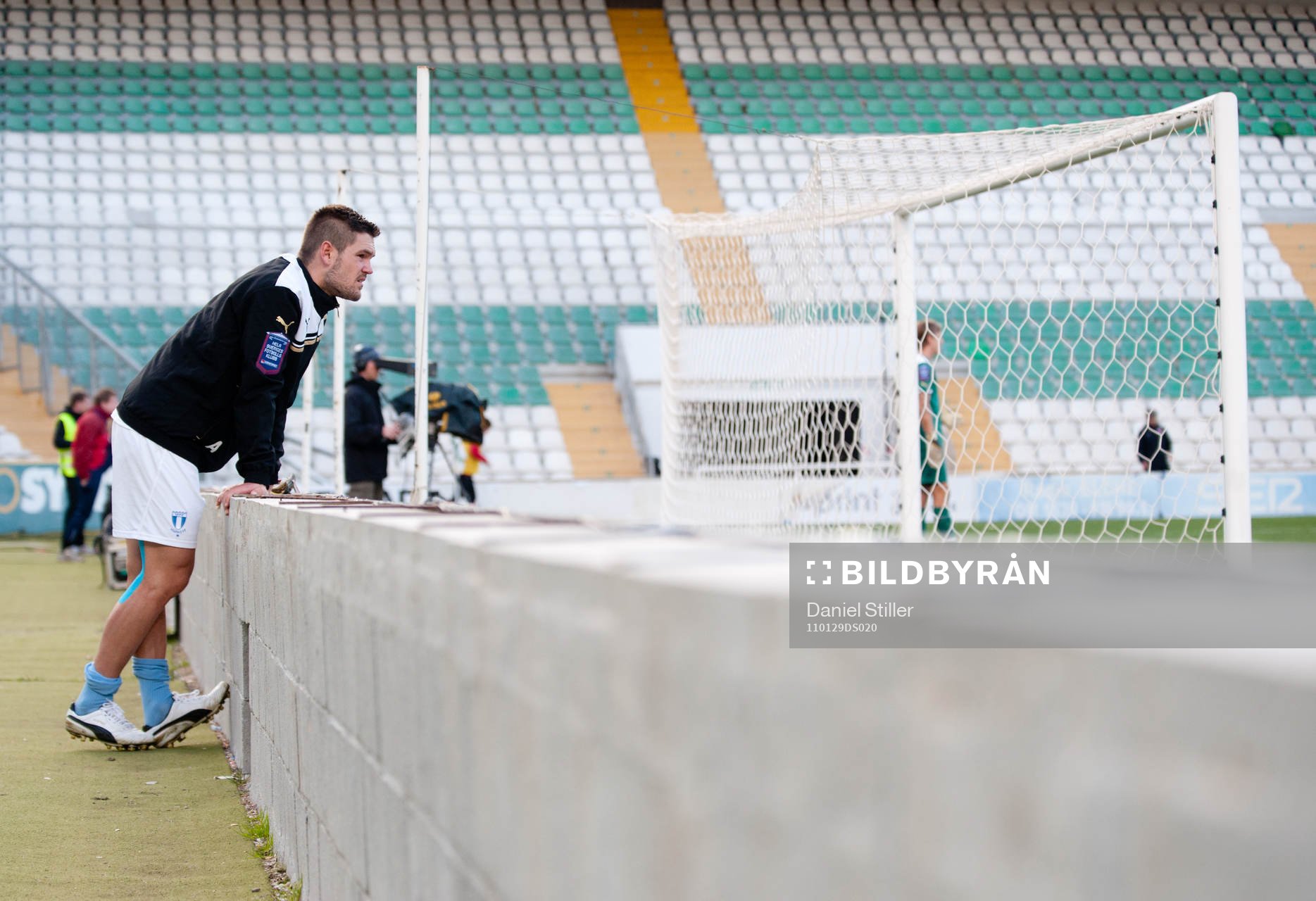 Ivo Pekalski har klivit av och tittar på matchen