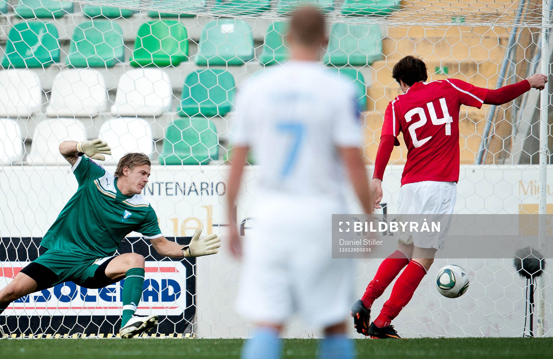 Artem Dzuyba, Spartak Moskva, gör 2-0 bakom Johan Dahlin,