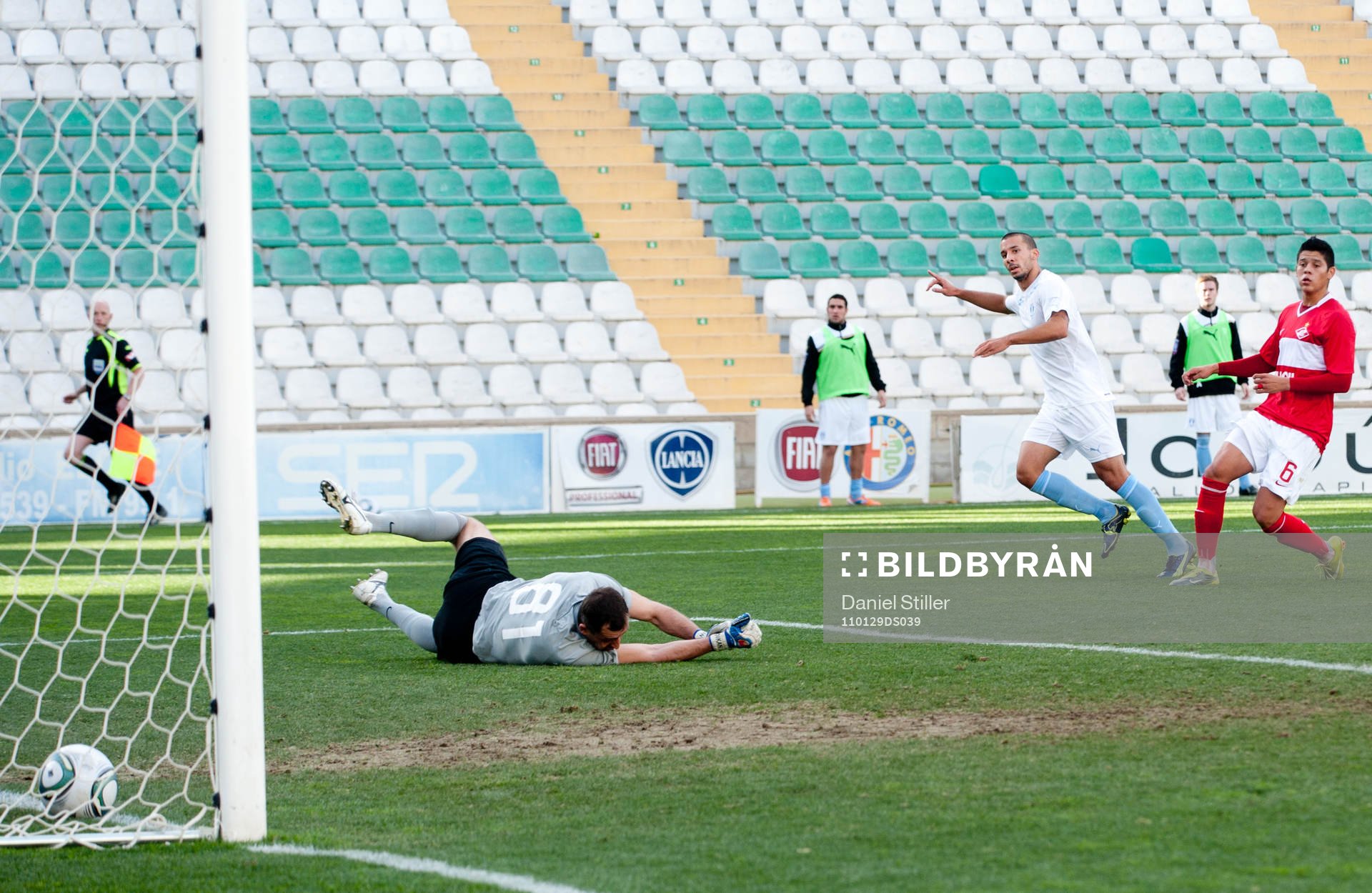Guillermo Molins, Malmö, gör 1-0 bakom Andrey Dikan,