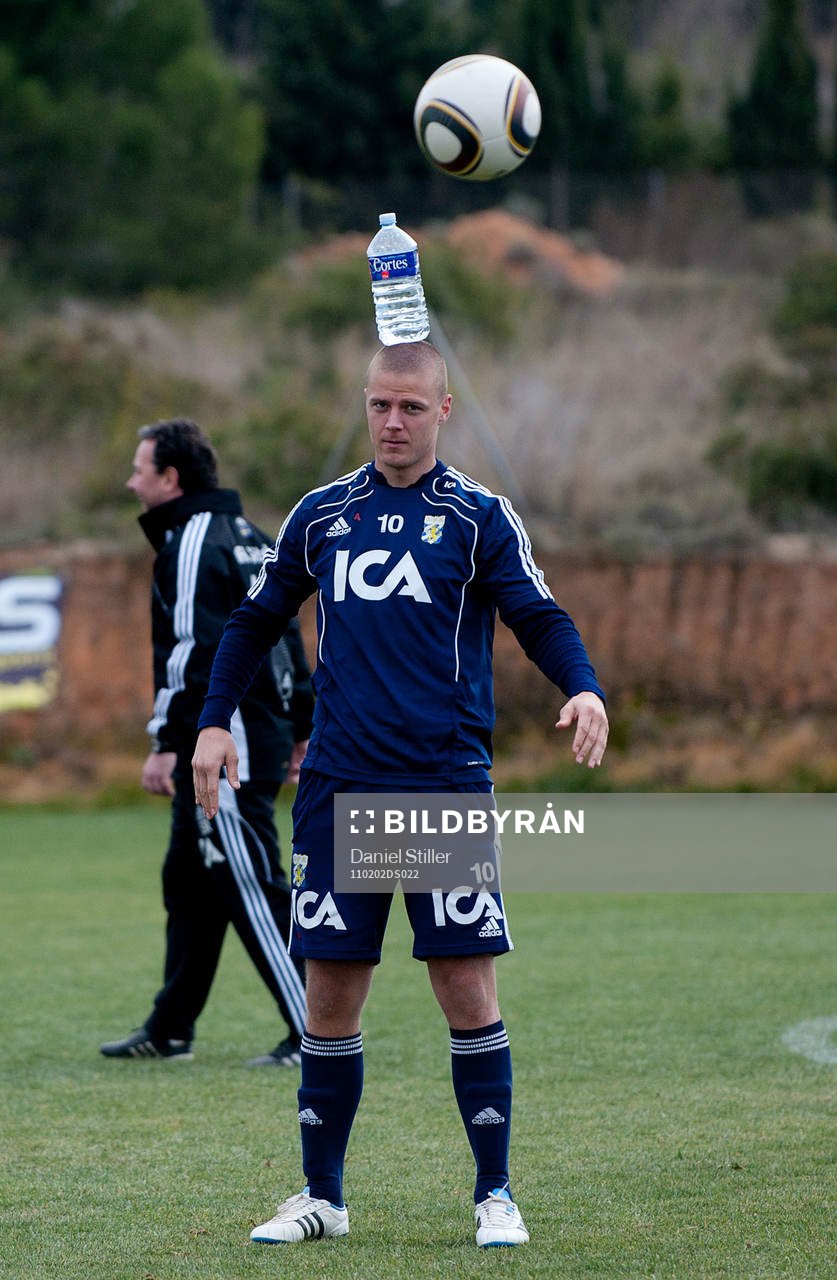 Ragnar Sigurdsson får stå still när Elmar Bjarnason