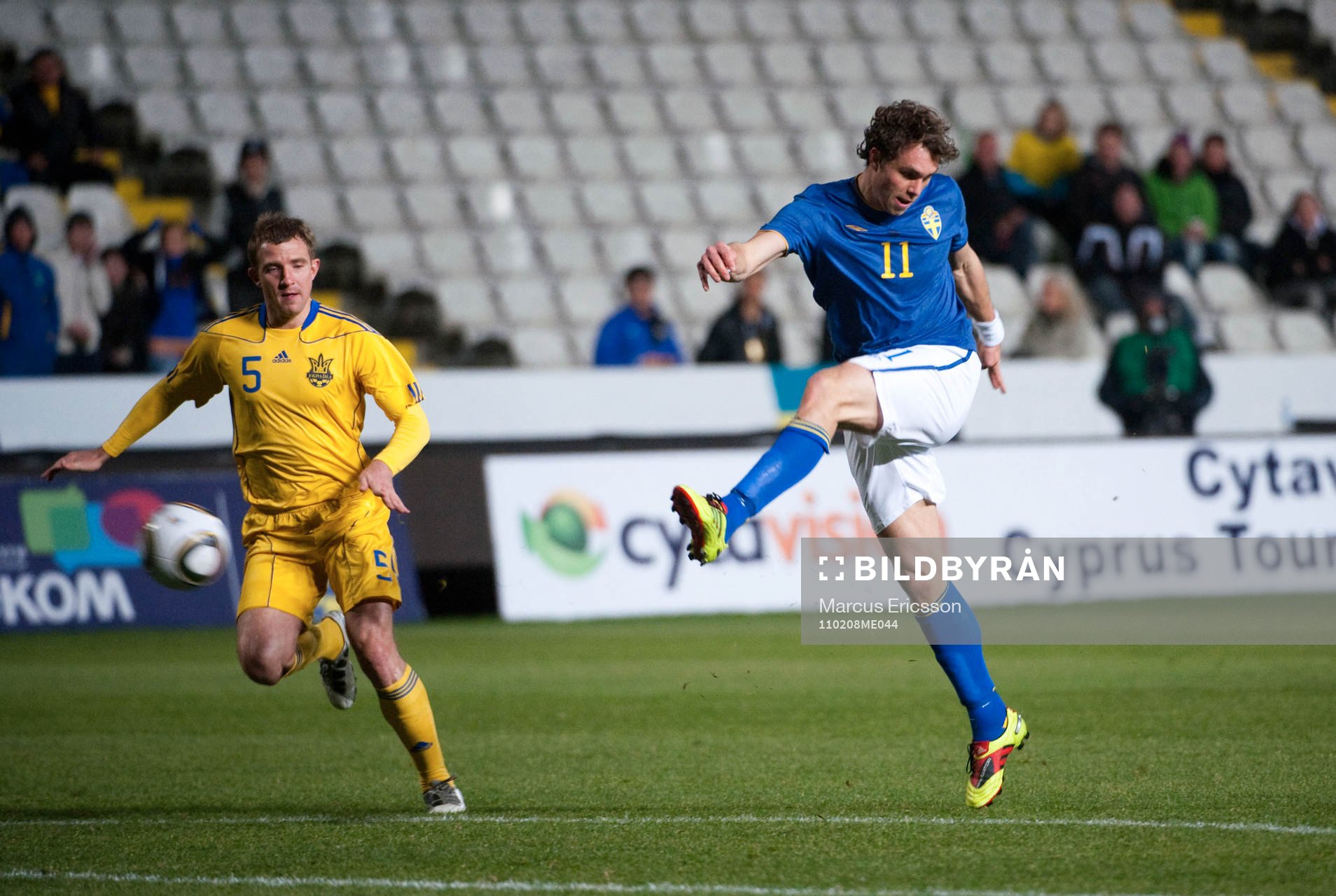 Johan Elmander, Sverige, skjuter 1-0