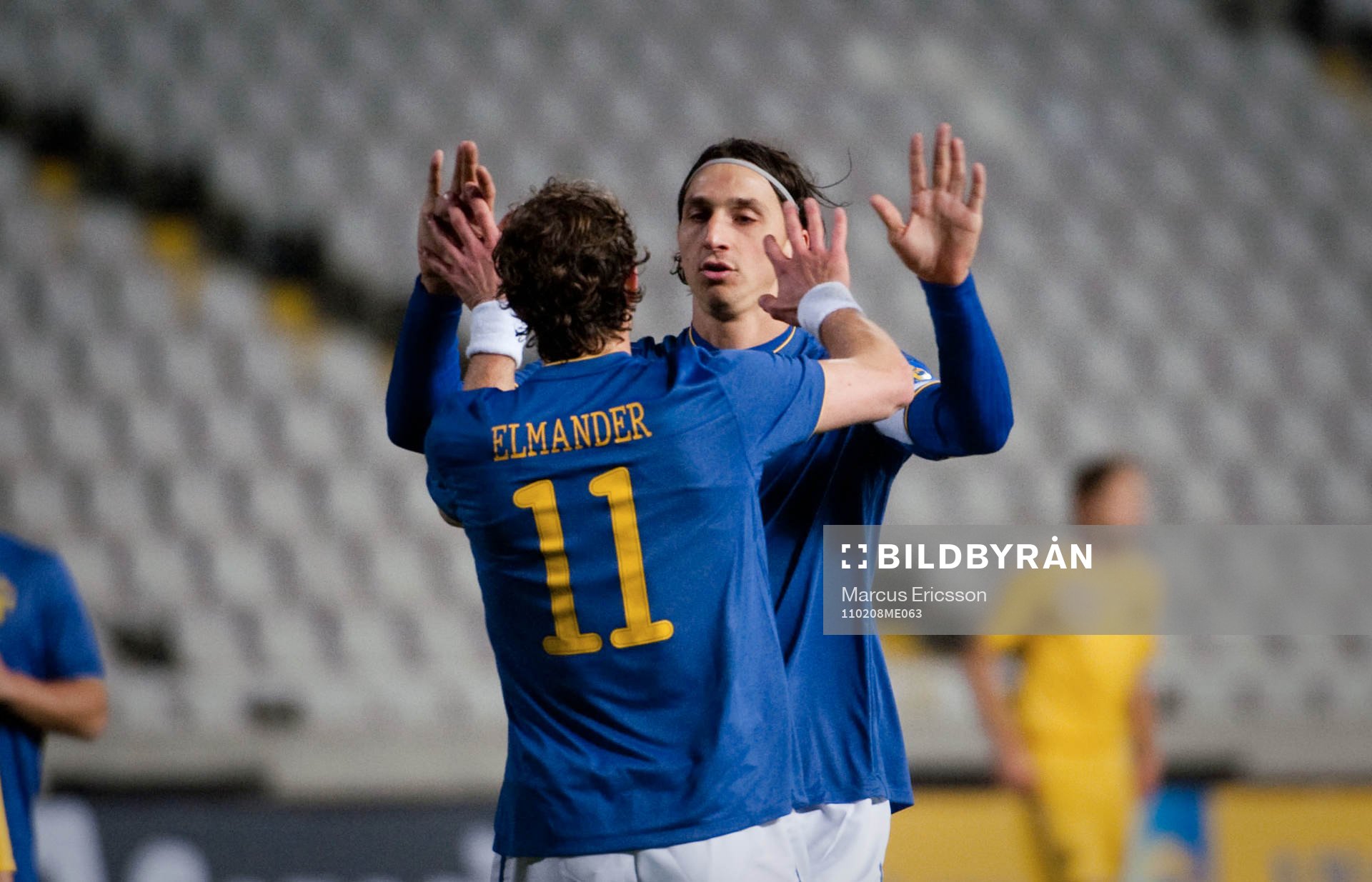 Zlatan Ibrahimovic och Johan Elmander kramas om