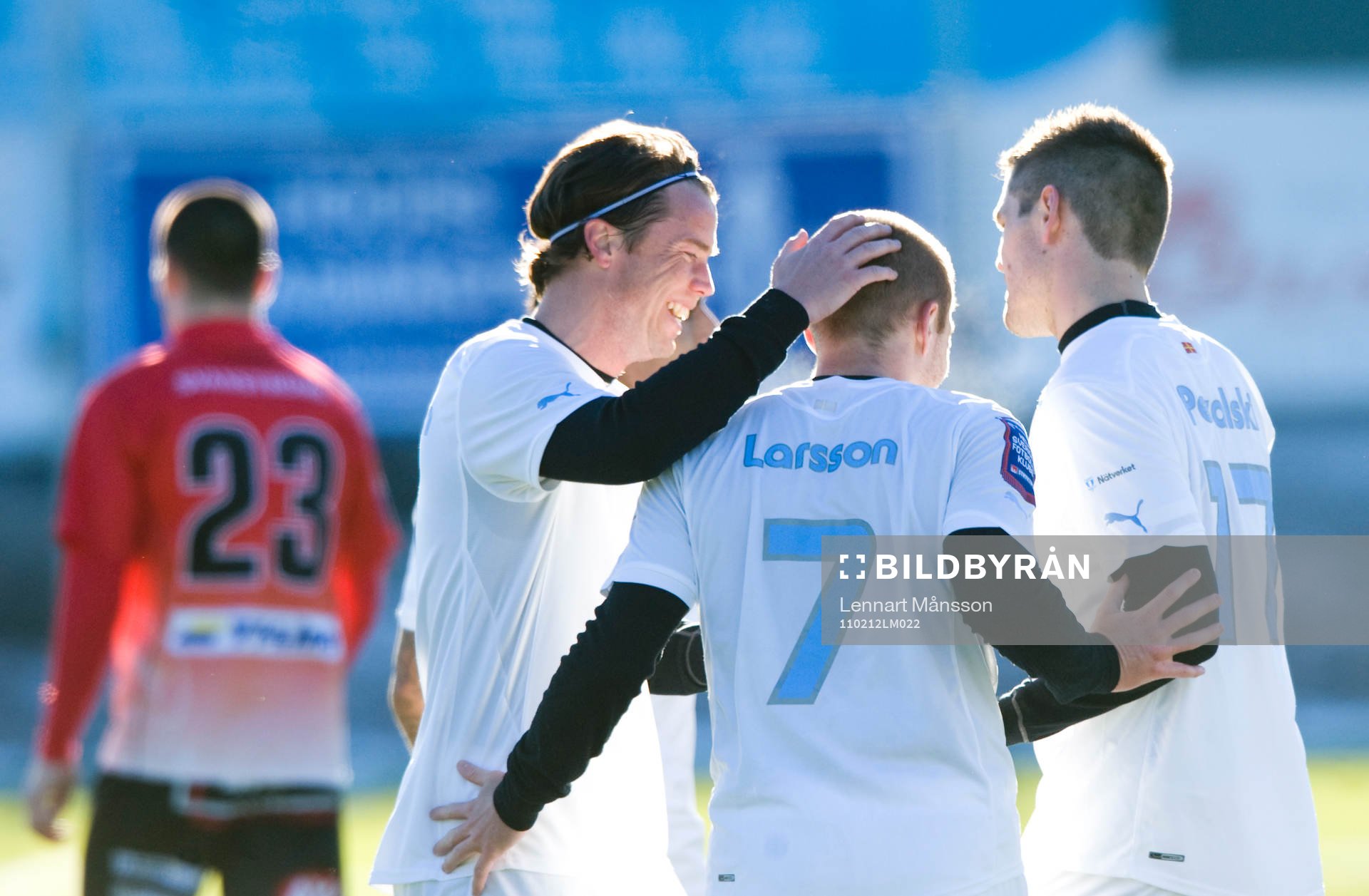  1-0 Daniel Larsson, Malmö, som grattas av Daniel Andersson och Ivo Pekalski