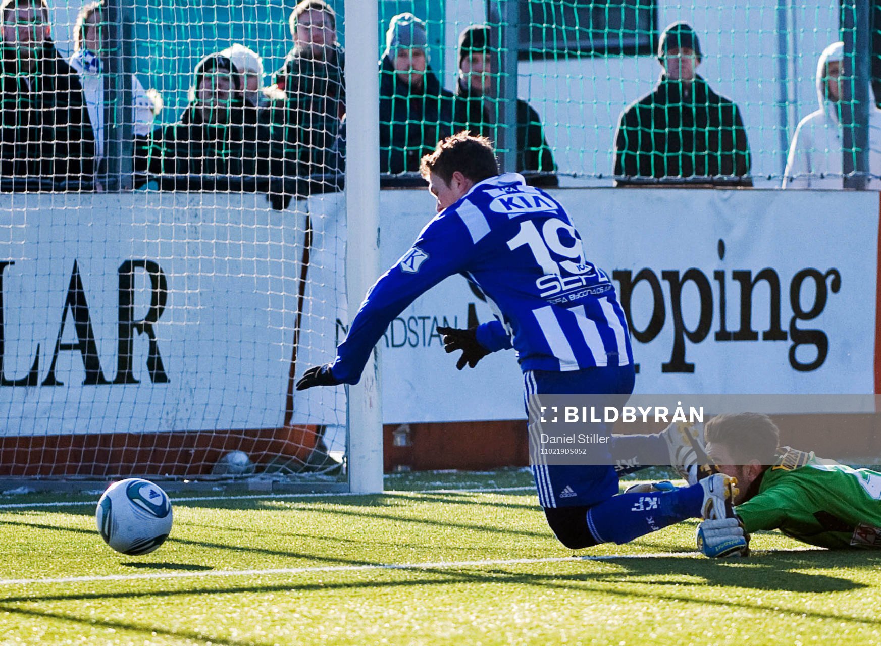 Hannes Stiller, IFK Göteborg, fälls av Landskronas