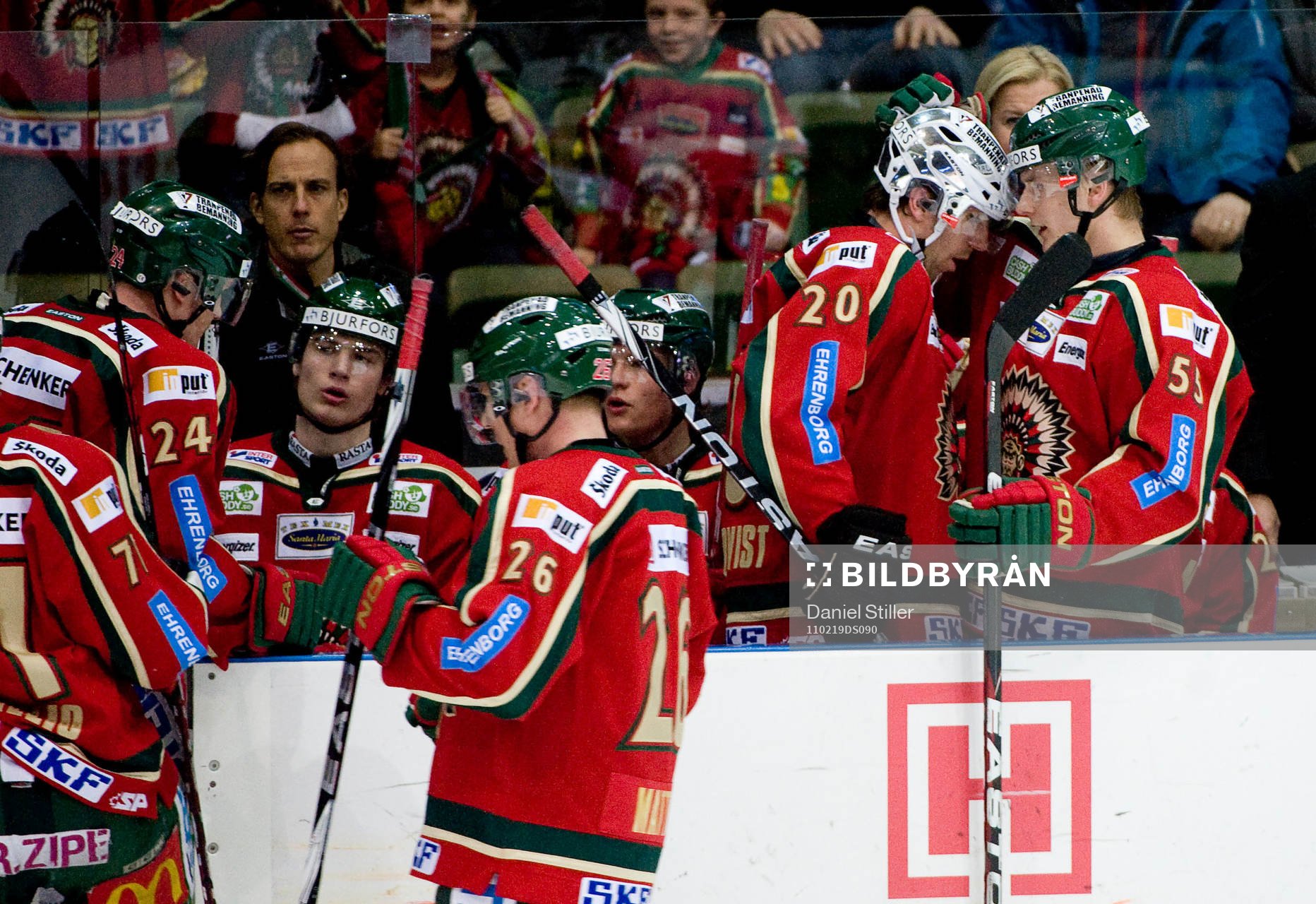 Joel Lundqvist gör 4-1 till Frölunda och gratuleras av