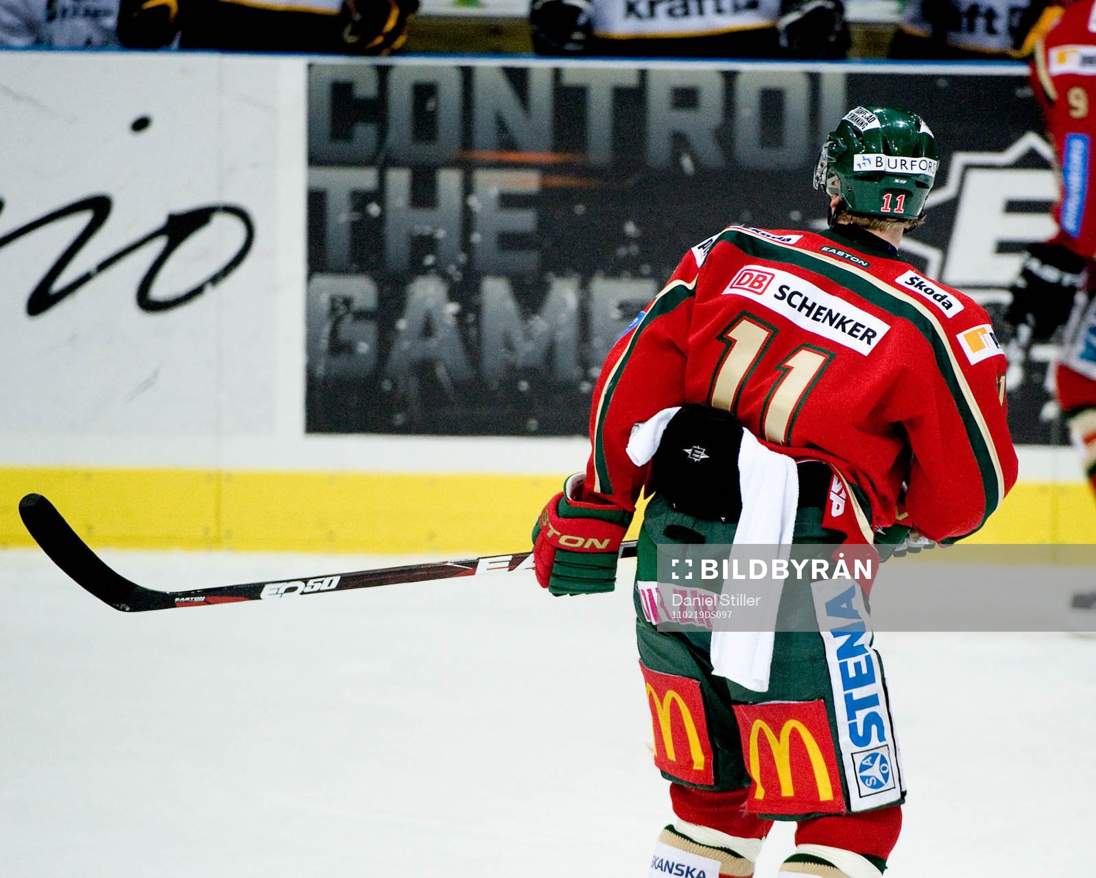 Per-Johan Axelsson, Frölunda, gör ett byte med handuken