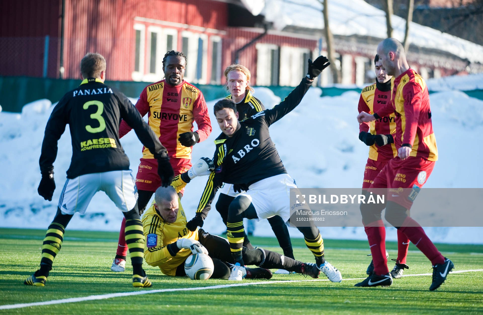 Ivan Turina, Målvakt AIK sliter sig till bollen