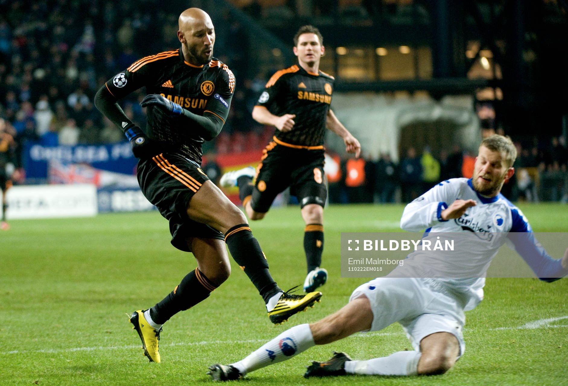 Här gör Nicolas Anelka, Chelsea 1-0. Mikael Antonsson,