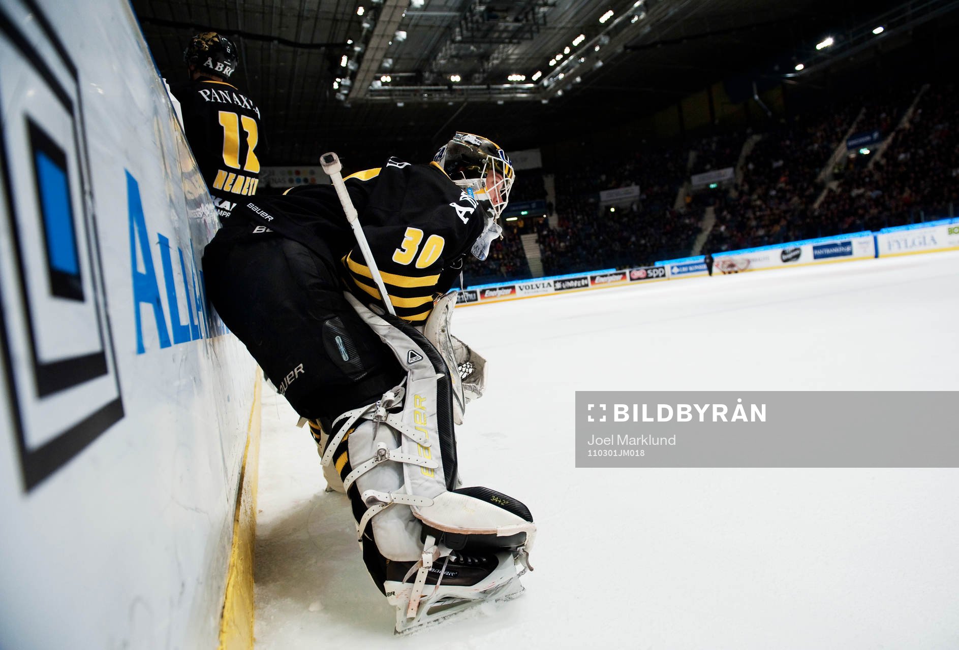 Viktor Fasth, målvakt, AIK, lutar sig mot sargen innan