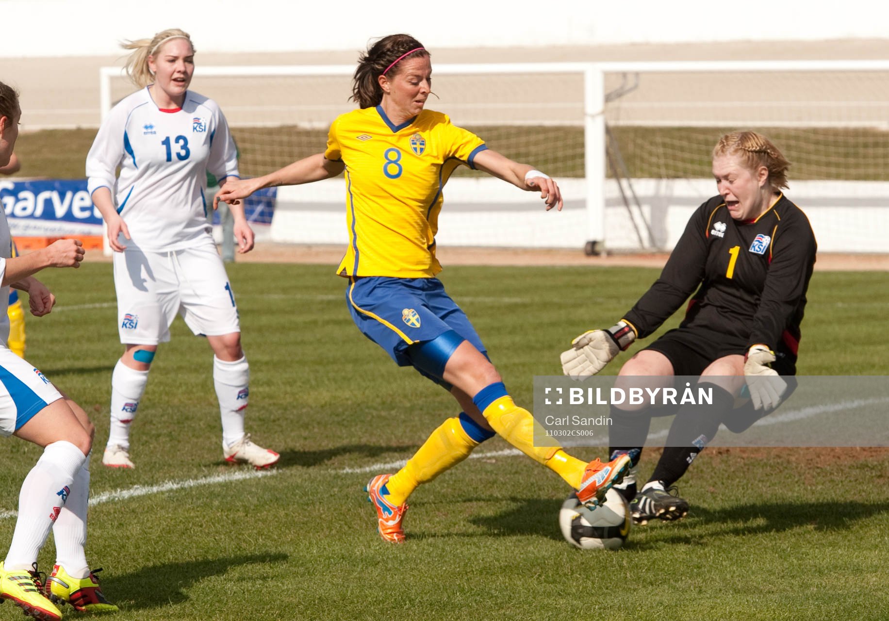 Lotta Schelin, Sverige, Thora Helgadottir, målvakt, Island