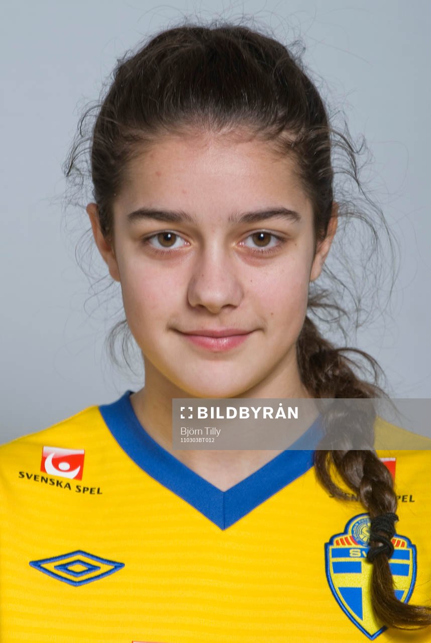 Daniella Famili, Sverige