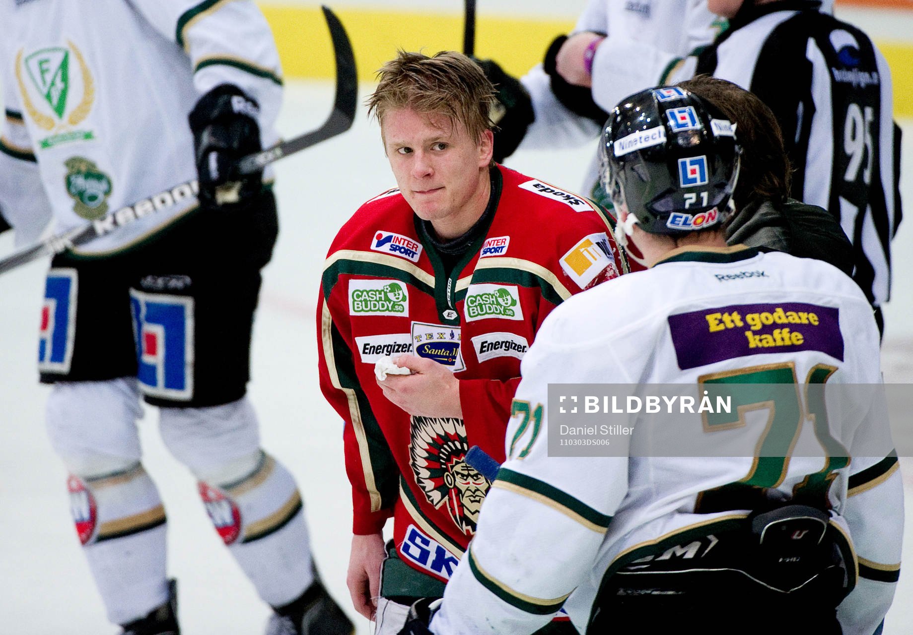 Nicklas Lasu, Frölunda, får en smäll av Christian