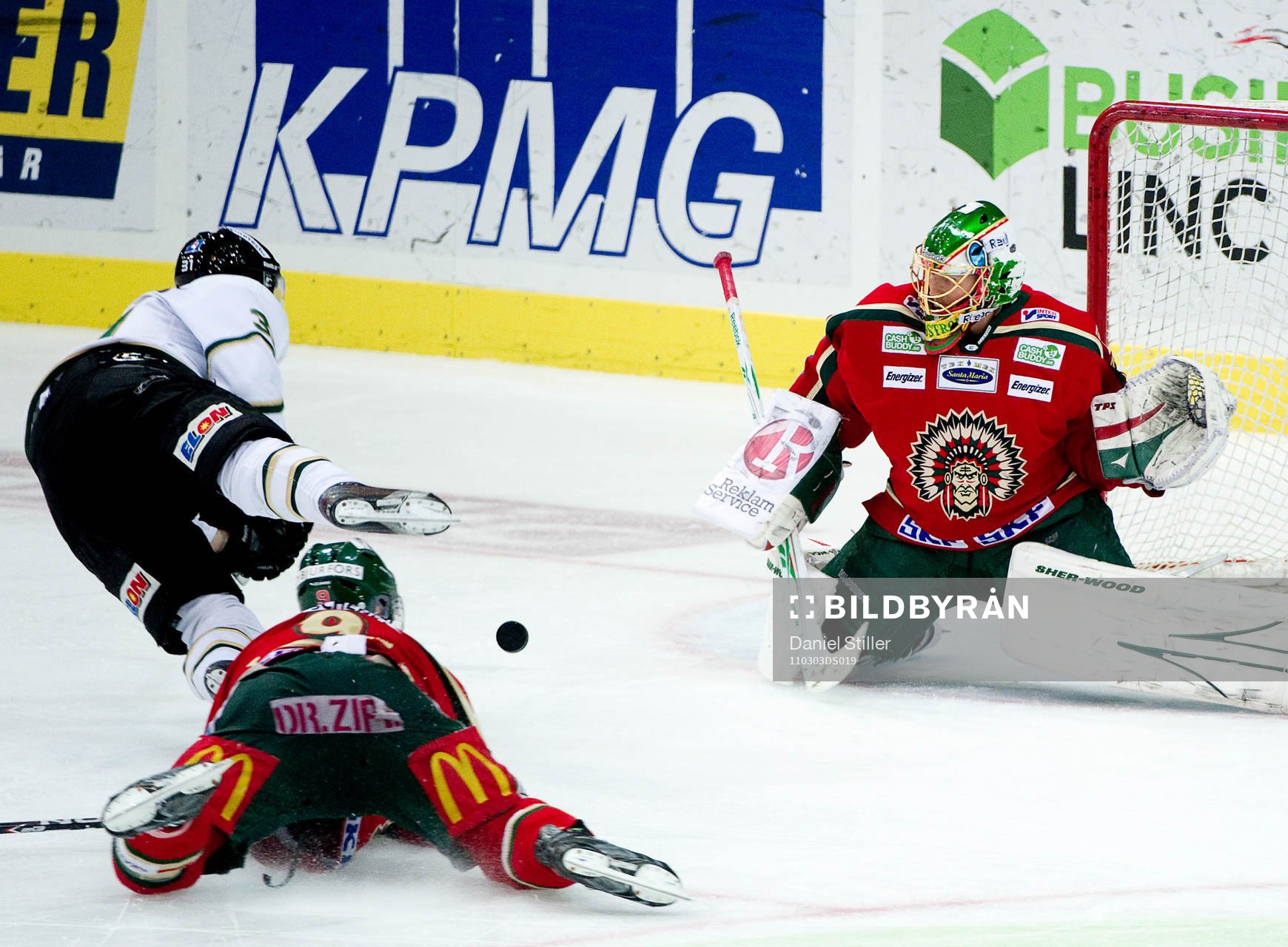 Tobias Wiklund, Frölunda, drar ner Dick Axelsson,