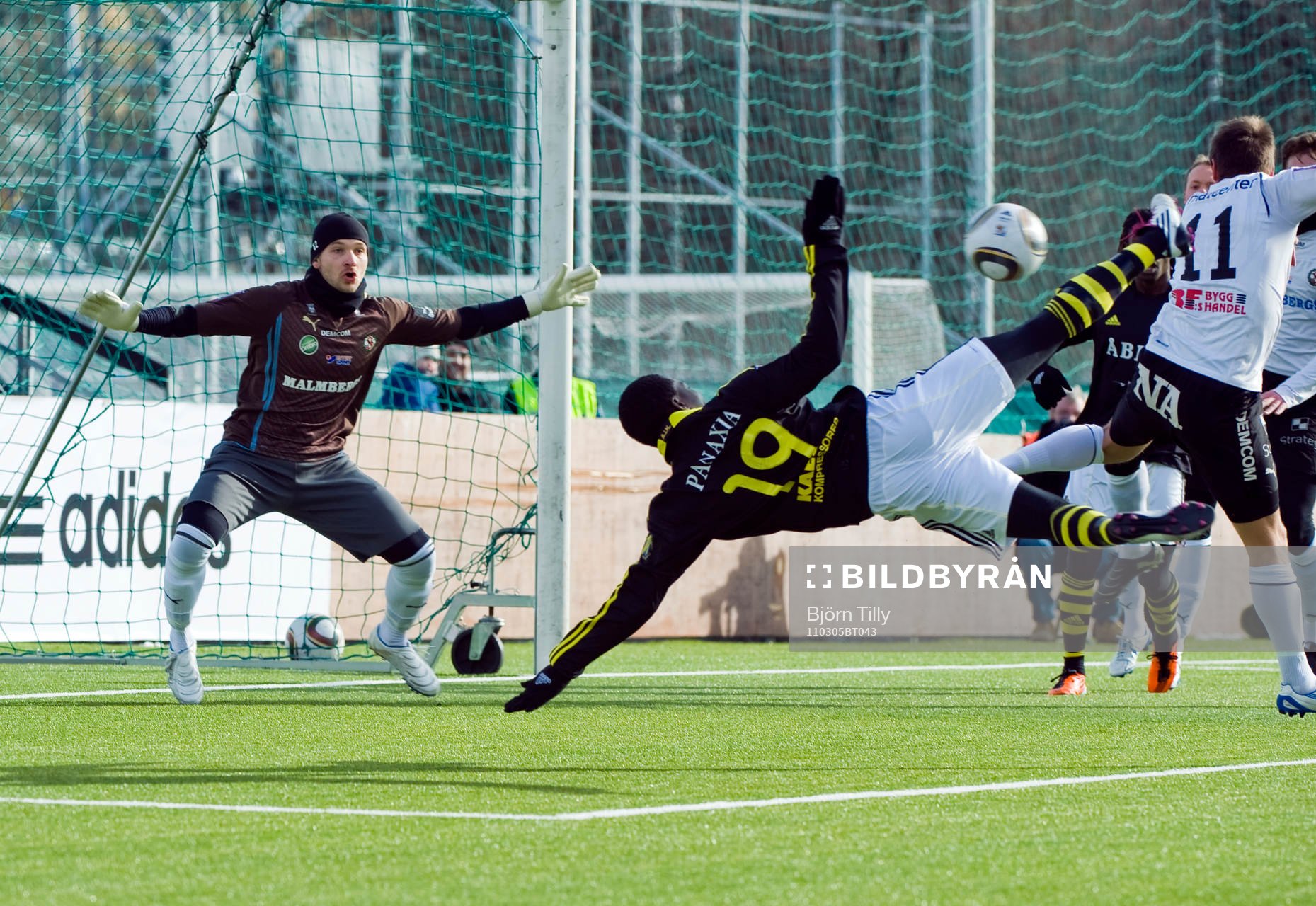Teteh Bangura, AIK gör 1-0 på John Alvbåge, målvakt,