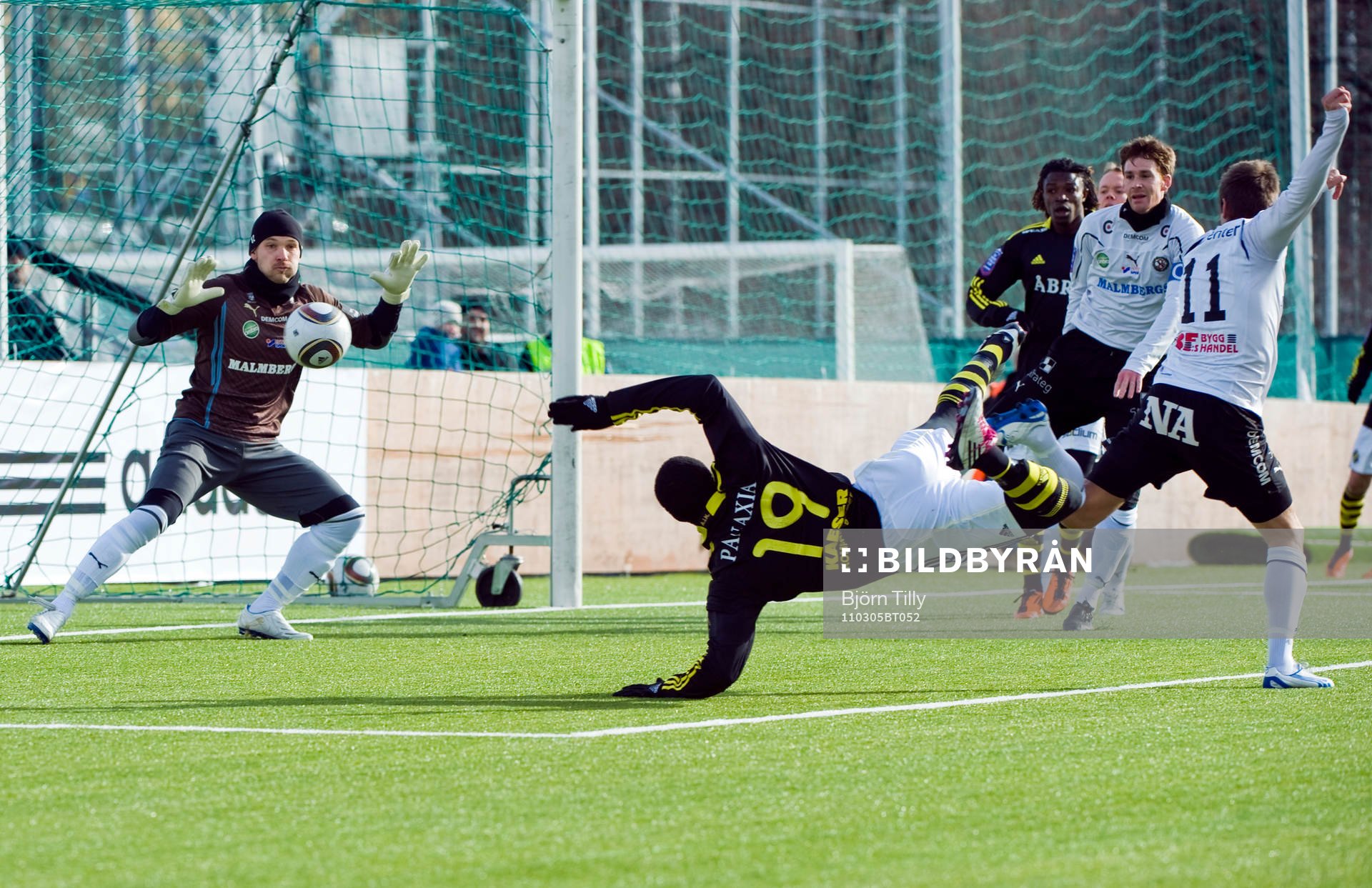 Teteh Bangura, AIK gör 1-0 på John Alvbåge, målvakt,