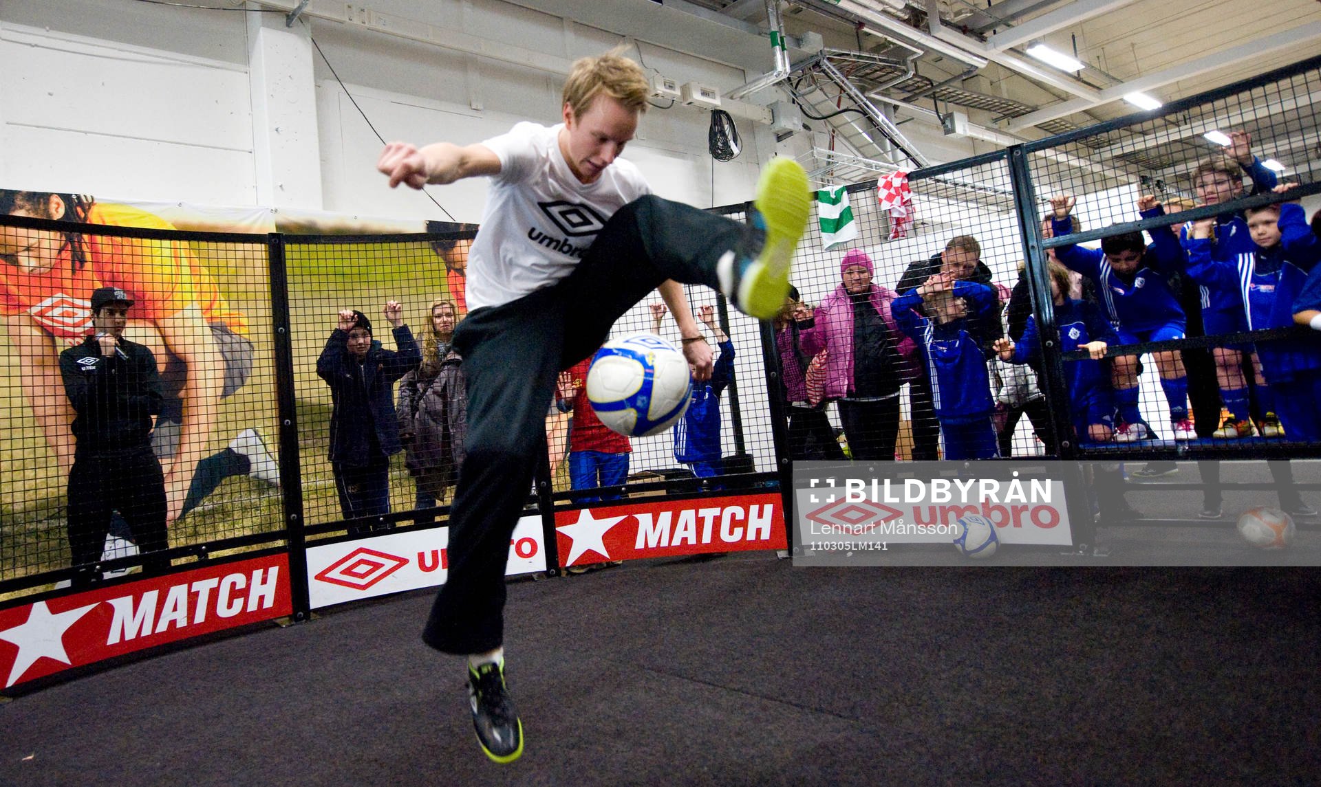 Panna, bolljonglering i bur: Emil Jylhänlahti
