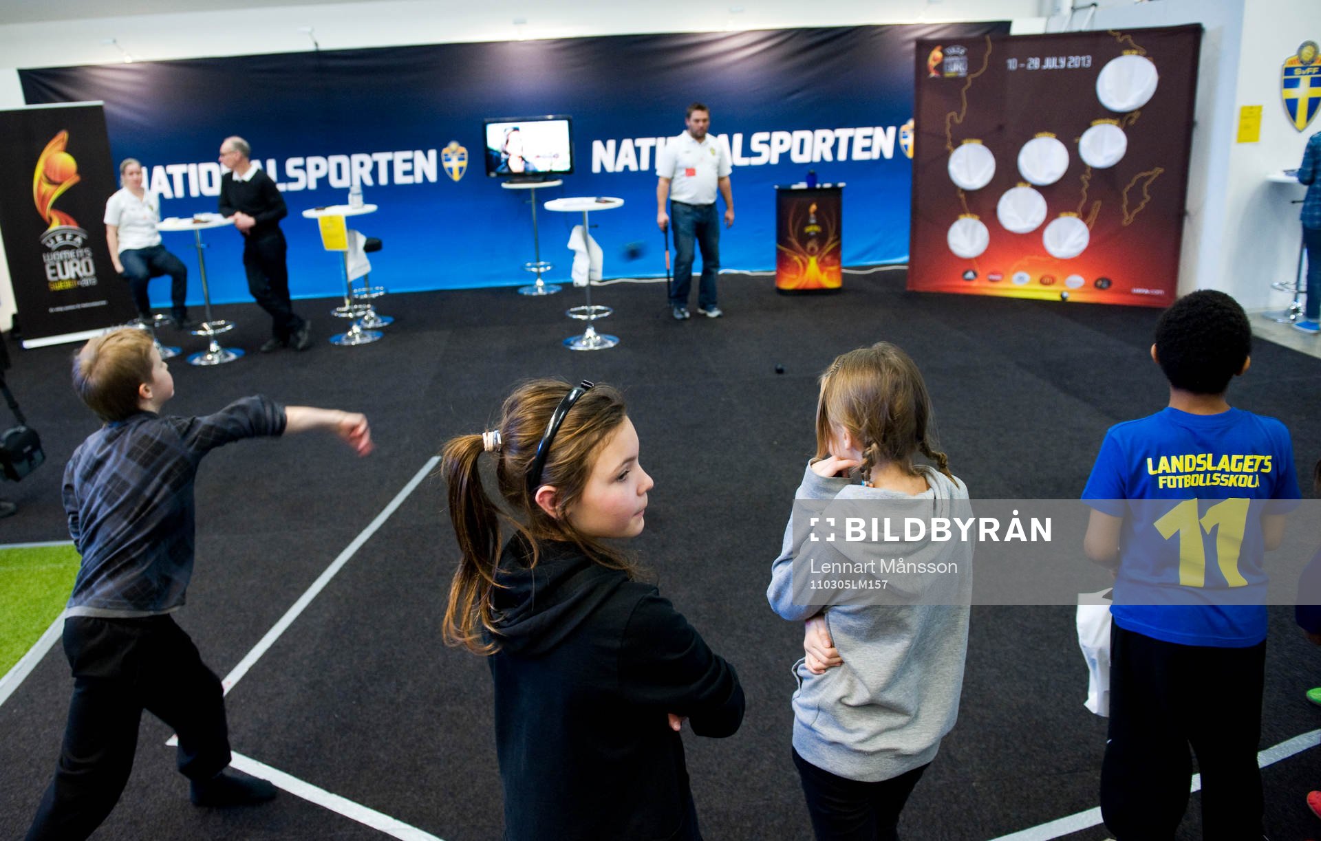 Bollkastartävling i Svenska Fotbollförbundets monter