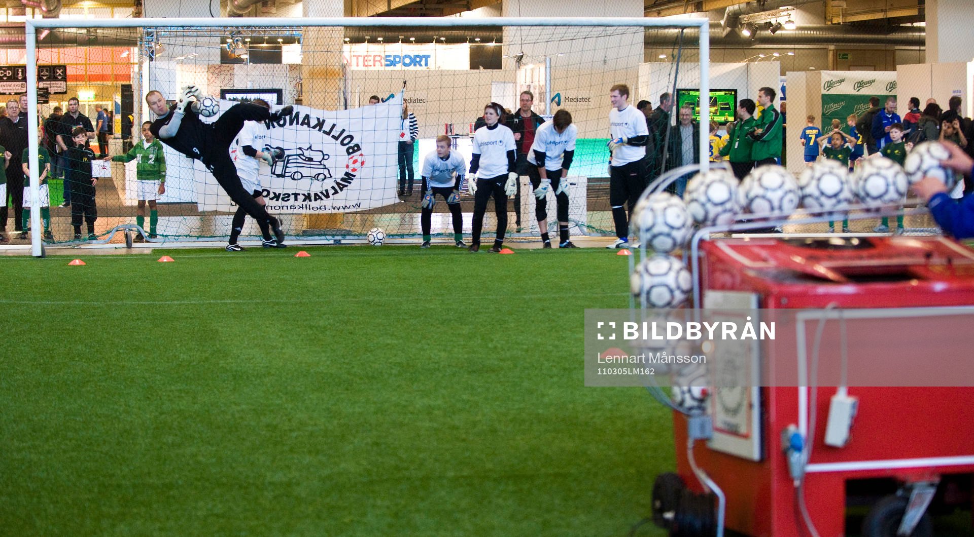 Bollkanonen, här kastar sig Håkan Svensson