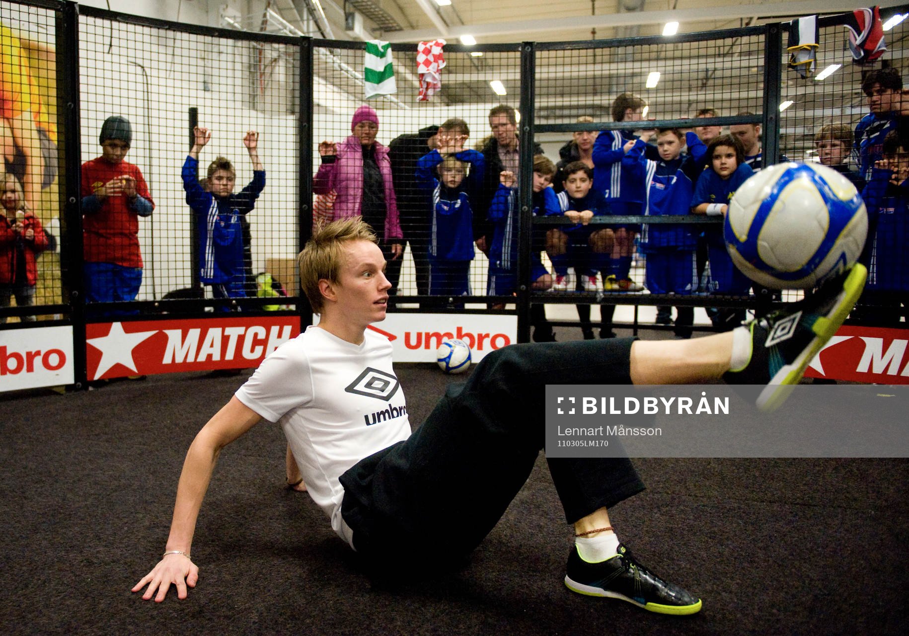 Panna, bolljonglering i bur: Emil Jylhänlahti