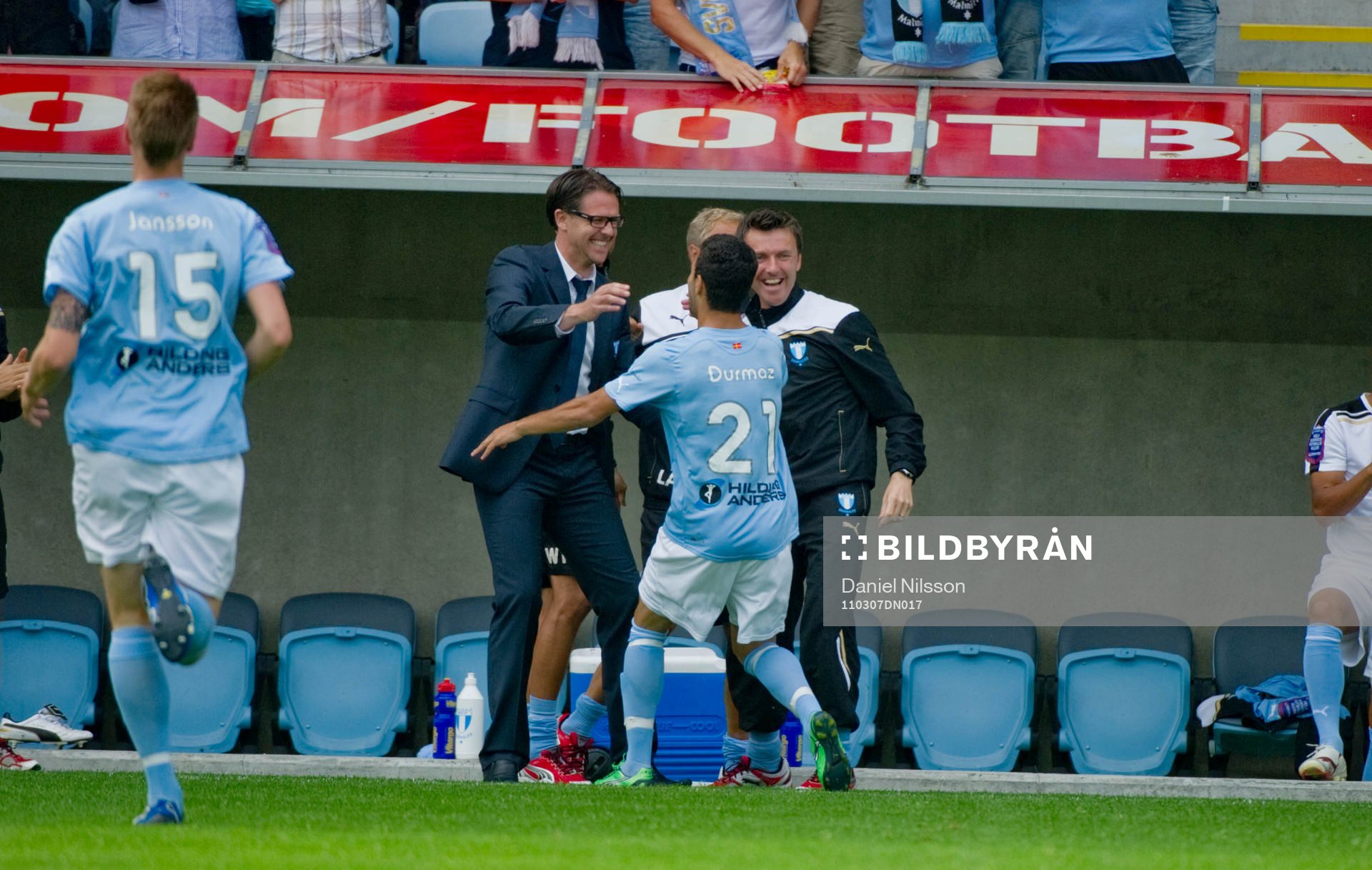   Jimmy Durmaz, Malmö jublar och springer och kramar Rickard Norling, tränare Malmö, efter 1-0 målet. Jubel.